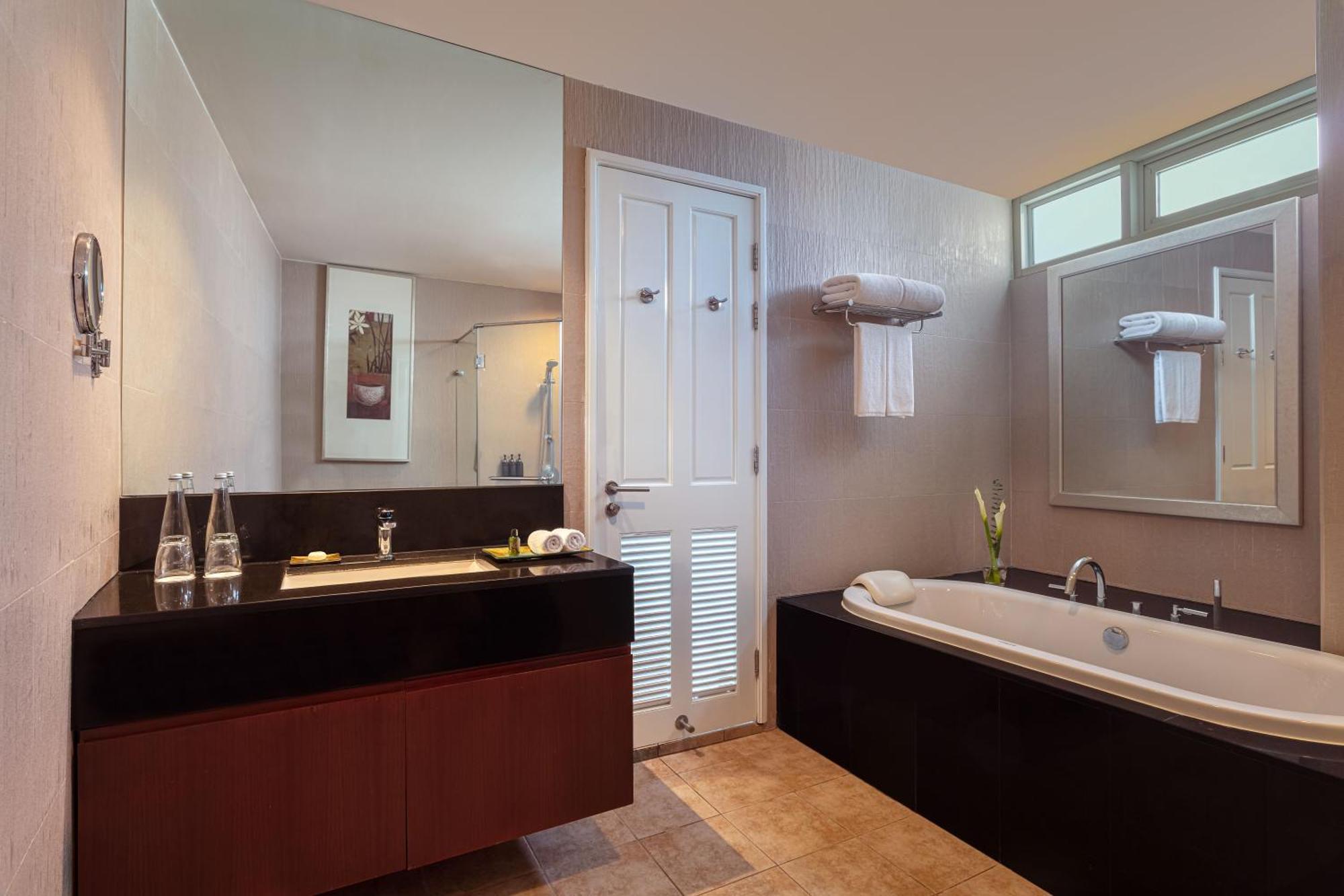 One-Bedroom Deluxe Suite King Club Benefits