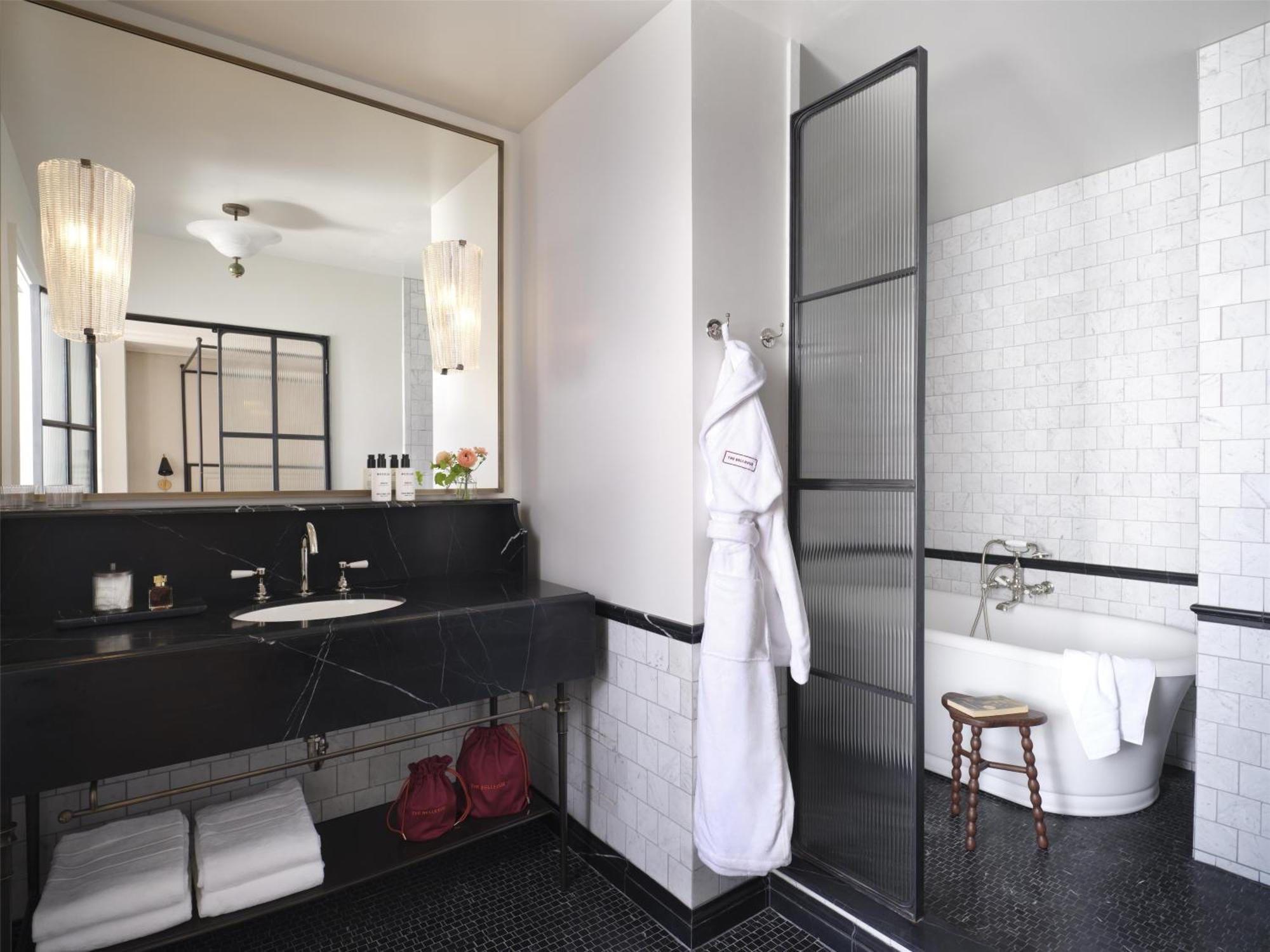 One-Bedroom Corner Suite with Accessible Tub,1756430087:JPEG