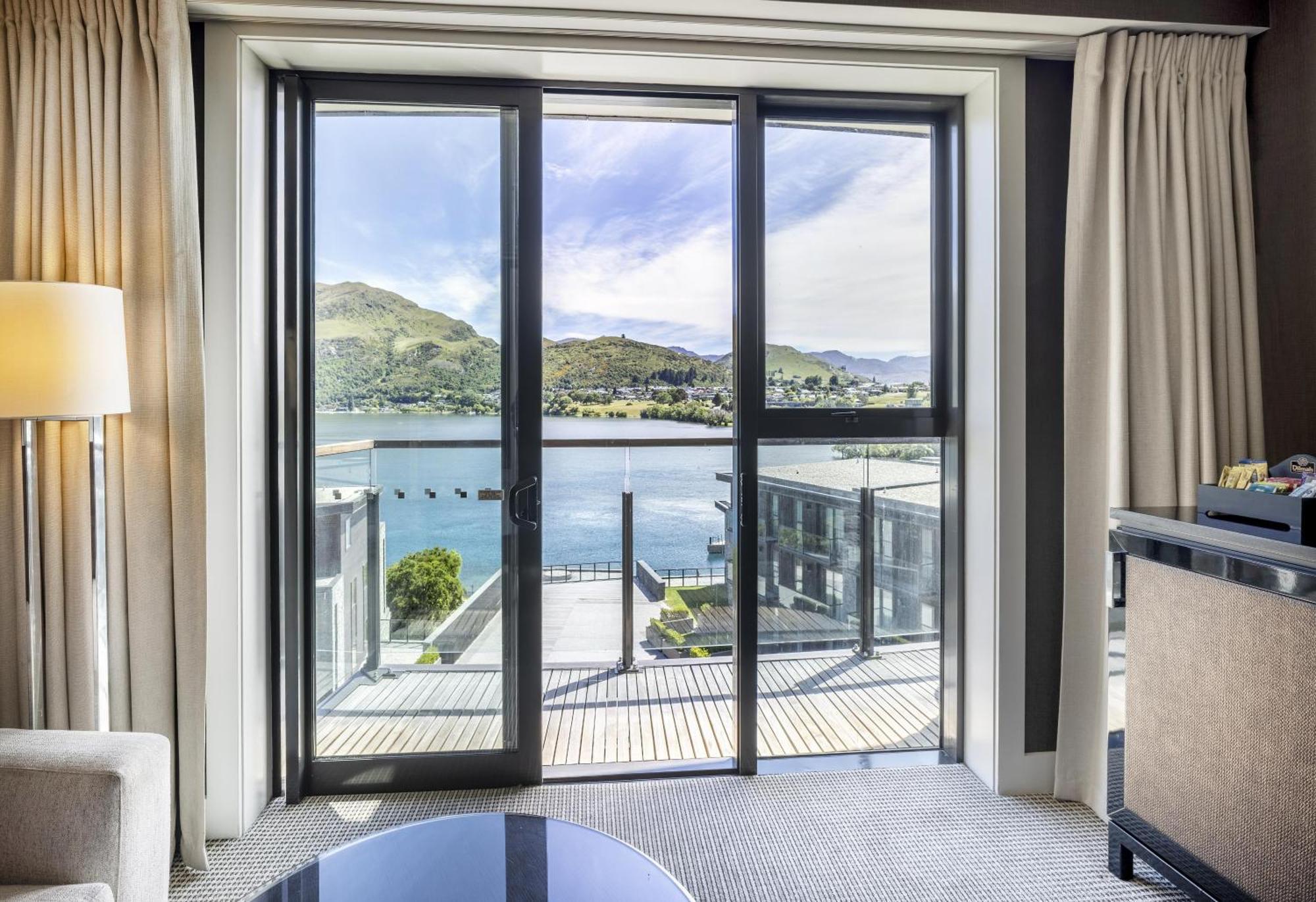 Deluxe King Room LakeView