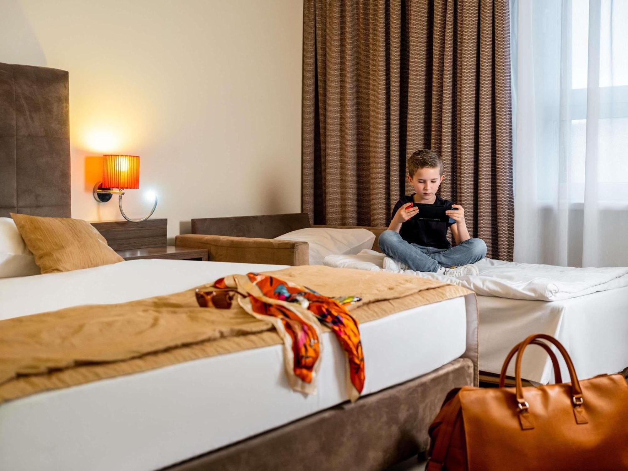 Privilege Zimmer mit einem Doppelbett und einem Sofa