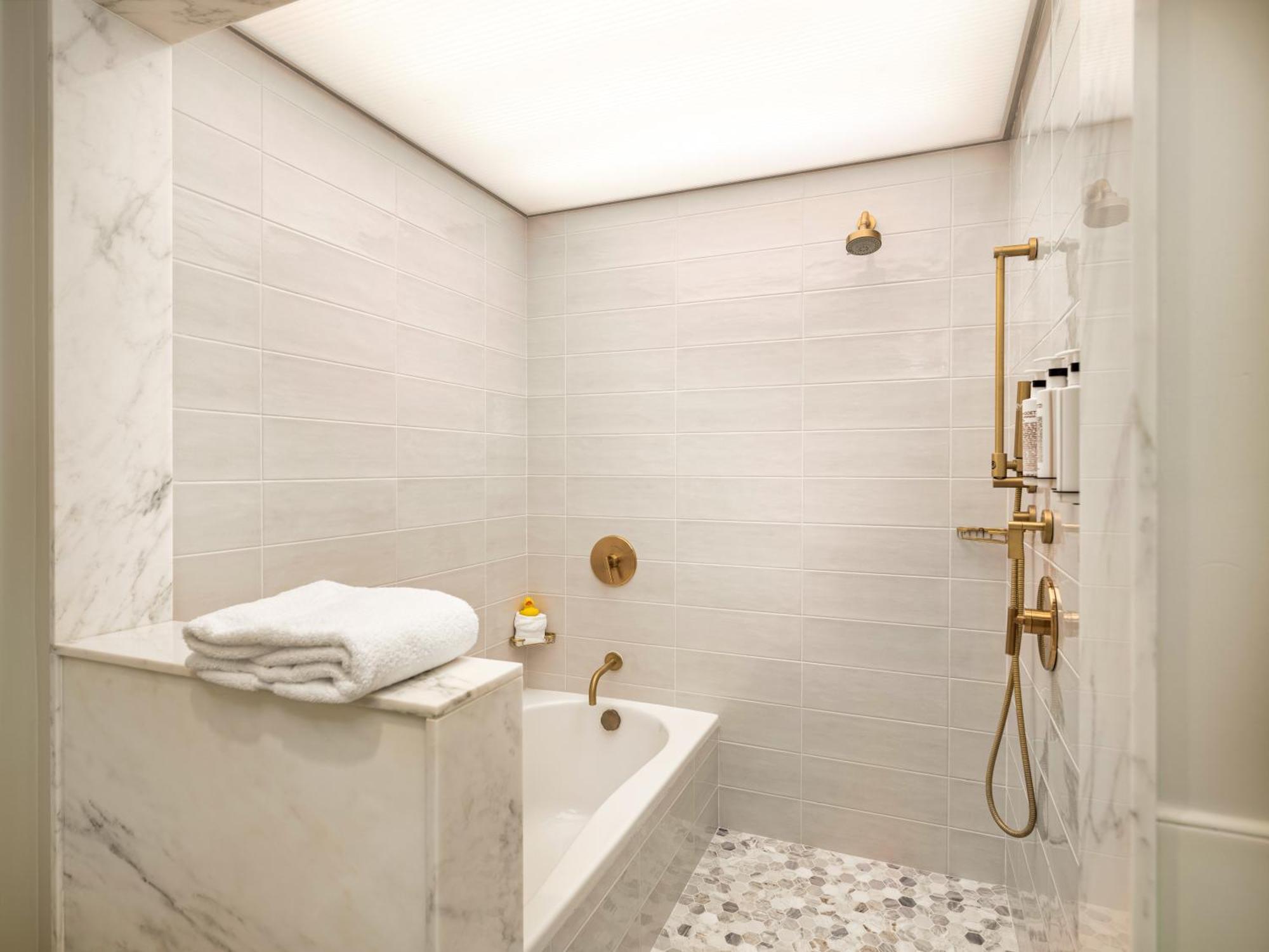 Luxury Suite,1756535636:JPEG