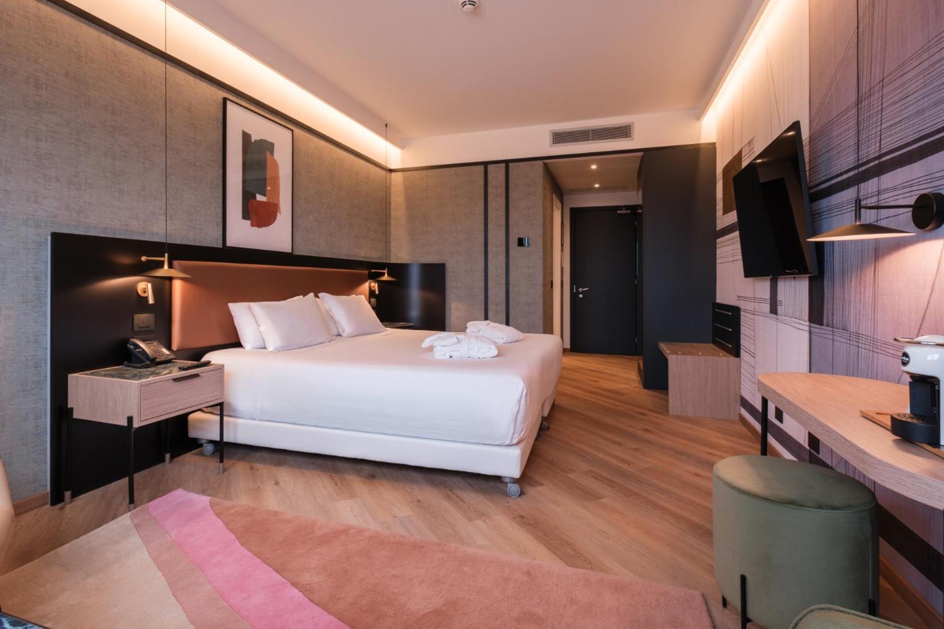 Deluxe Double or Twin Room with City View