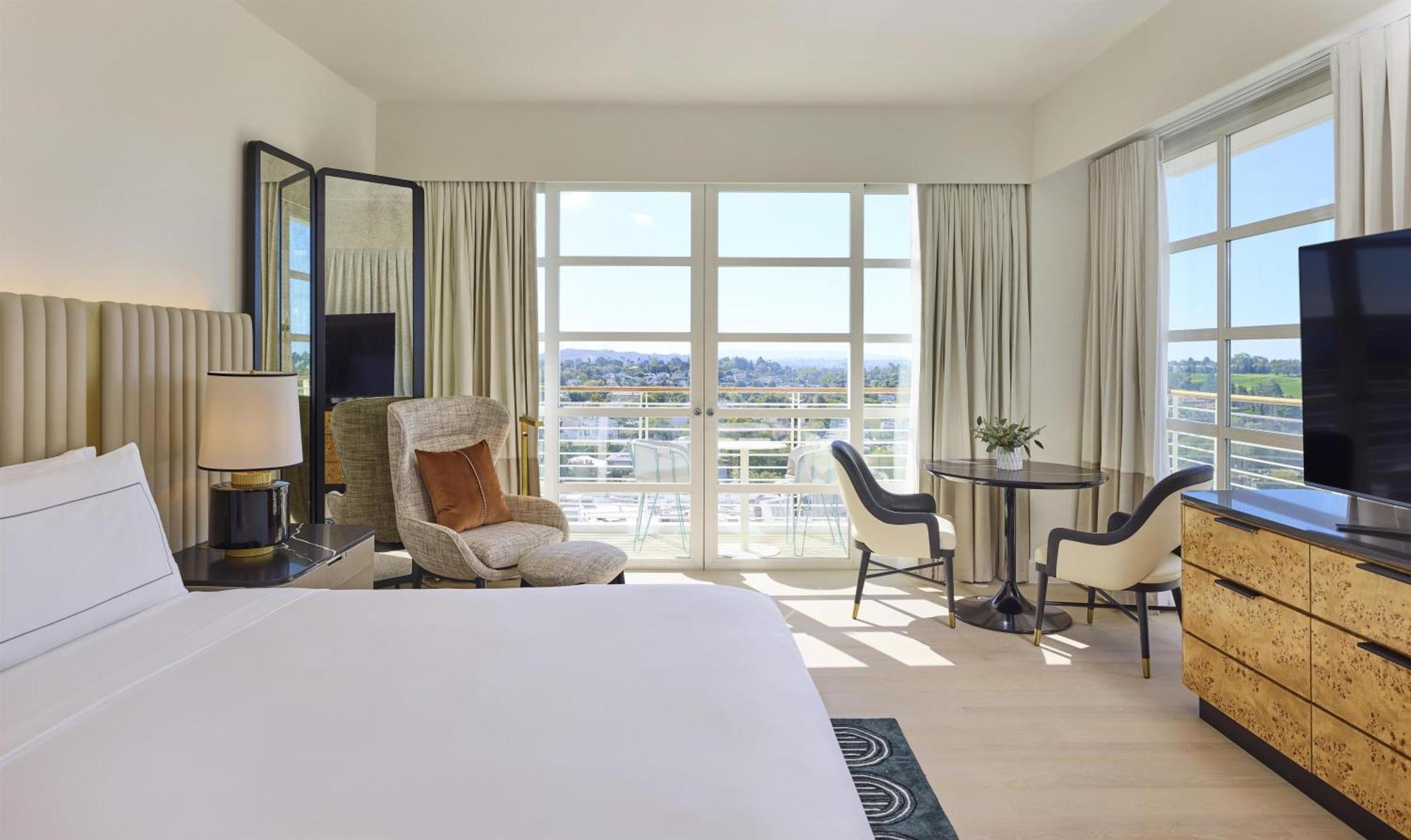 Premier King Room City View