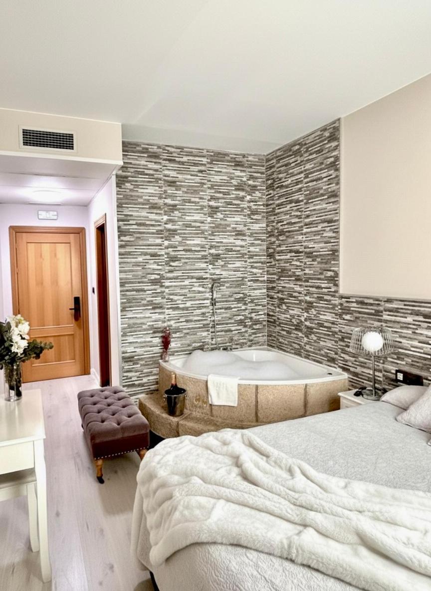 Superior Double Room Bathtub