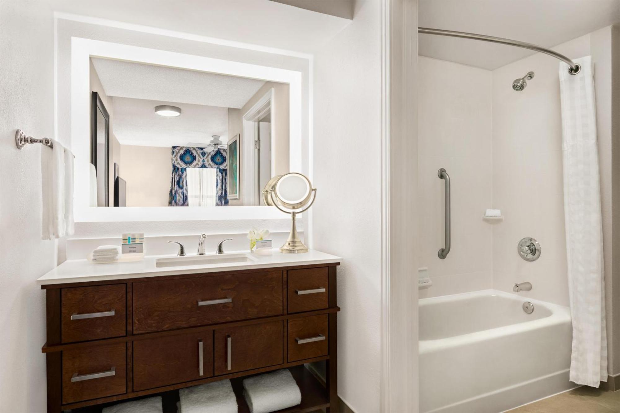 One-Bedroom Pool View King Suite