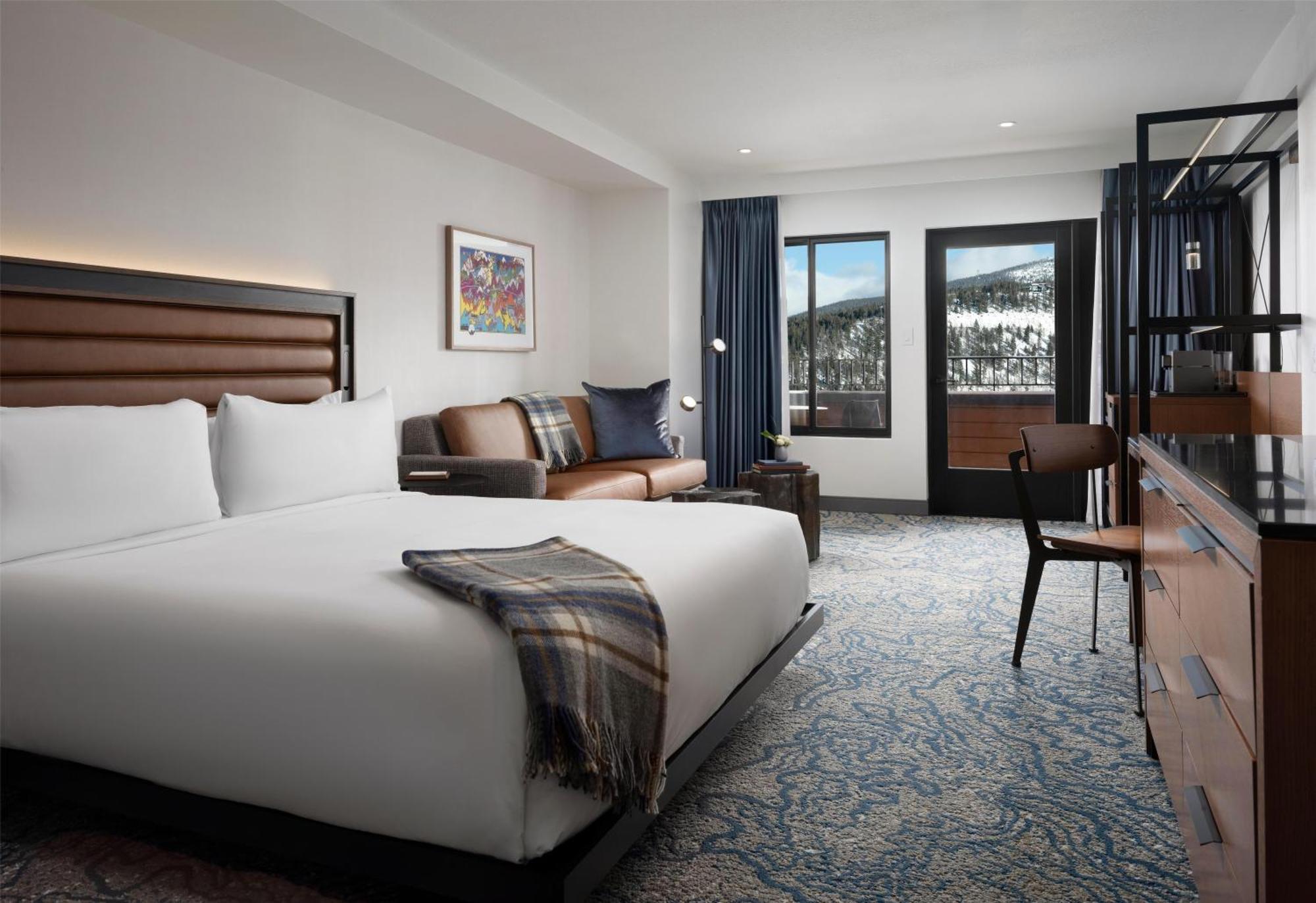 Deluxe King Room with Roll-In Shower - Mobility Access