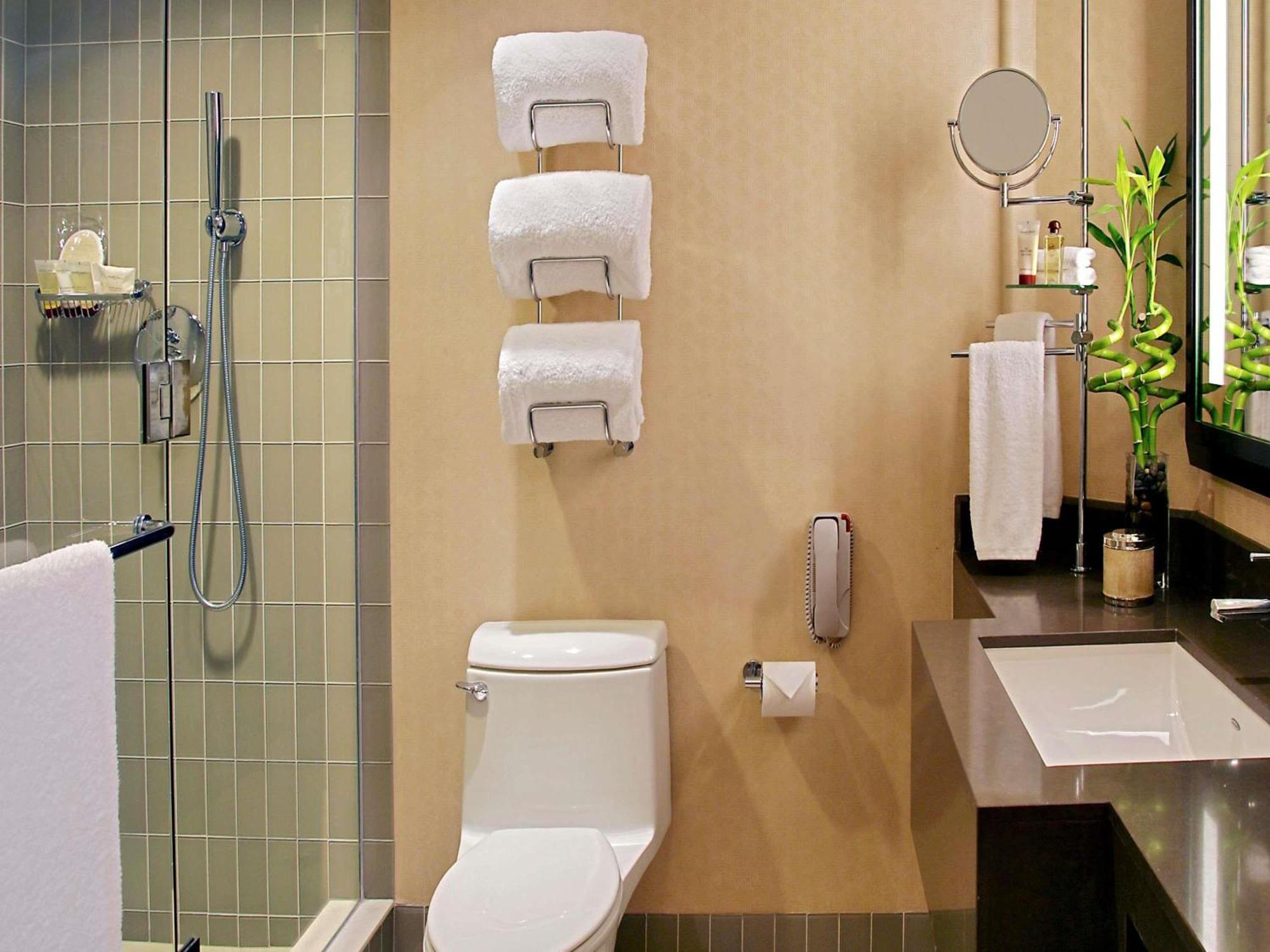 Beverly Luxury Room, 1 king-size bed, Beverly Blvd View,1758525837:JPEG