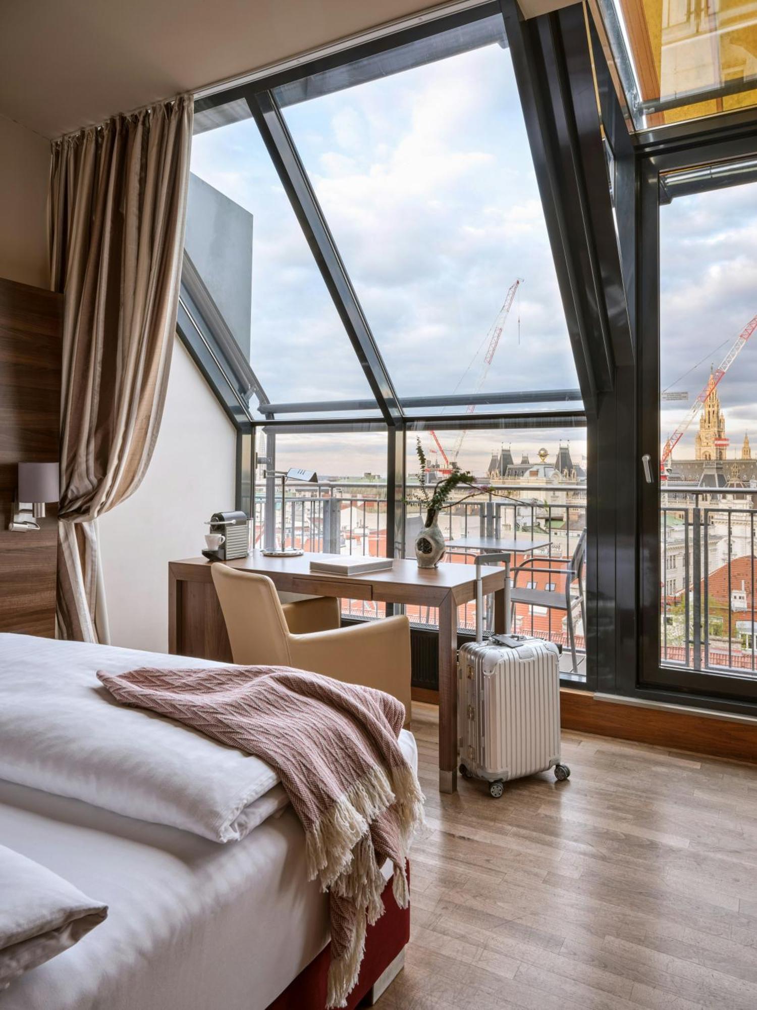 Superior Plus King Room City View
