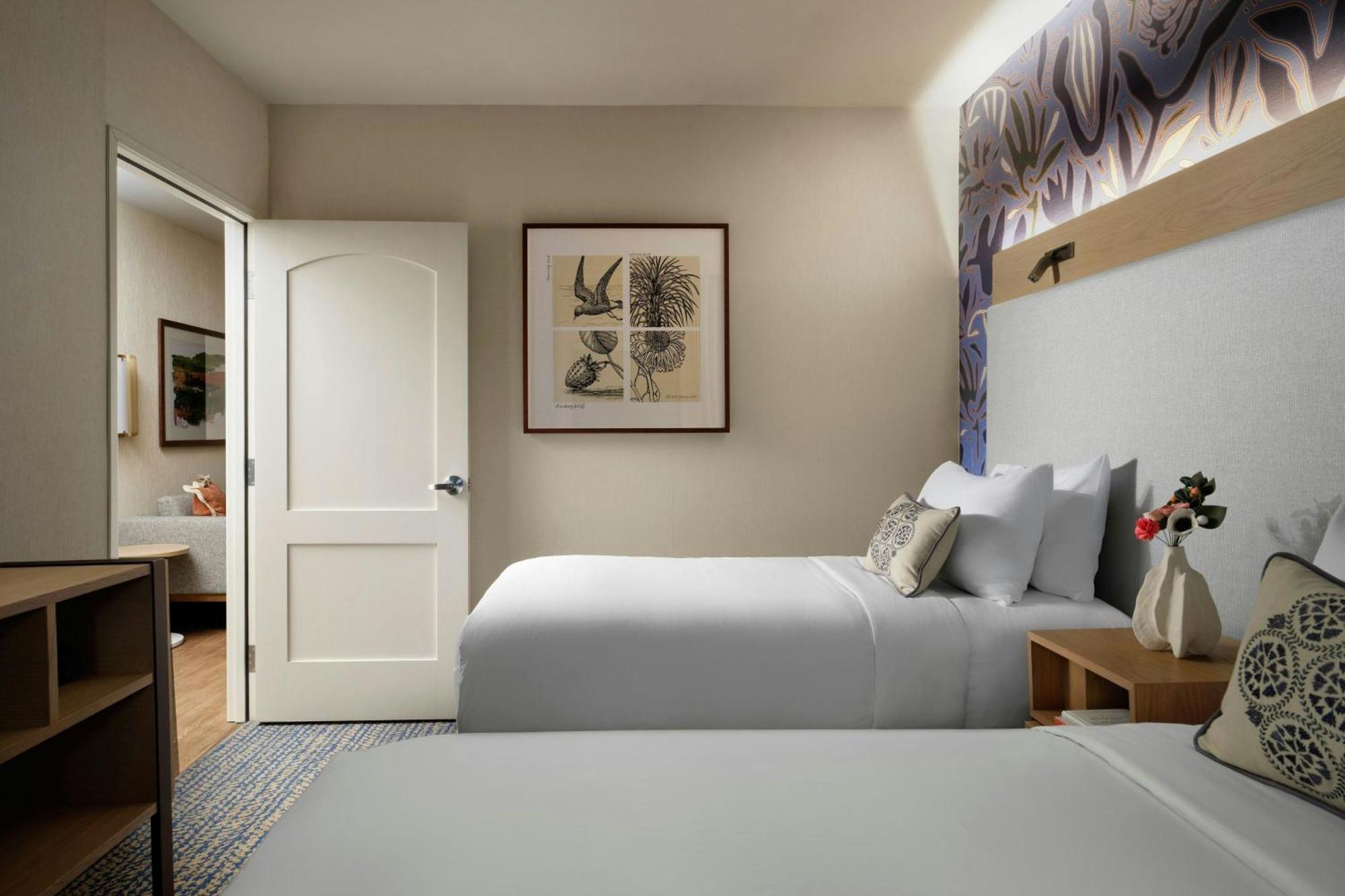 One-Bedroom Family Suite One King Bed Two Single Beds,1758557405:JPEG