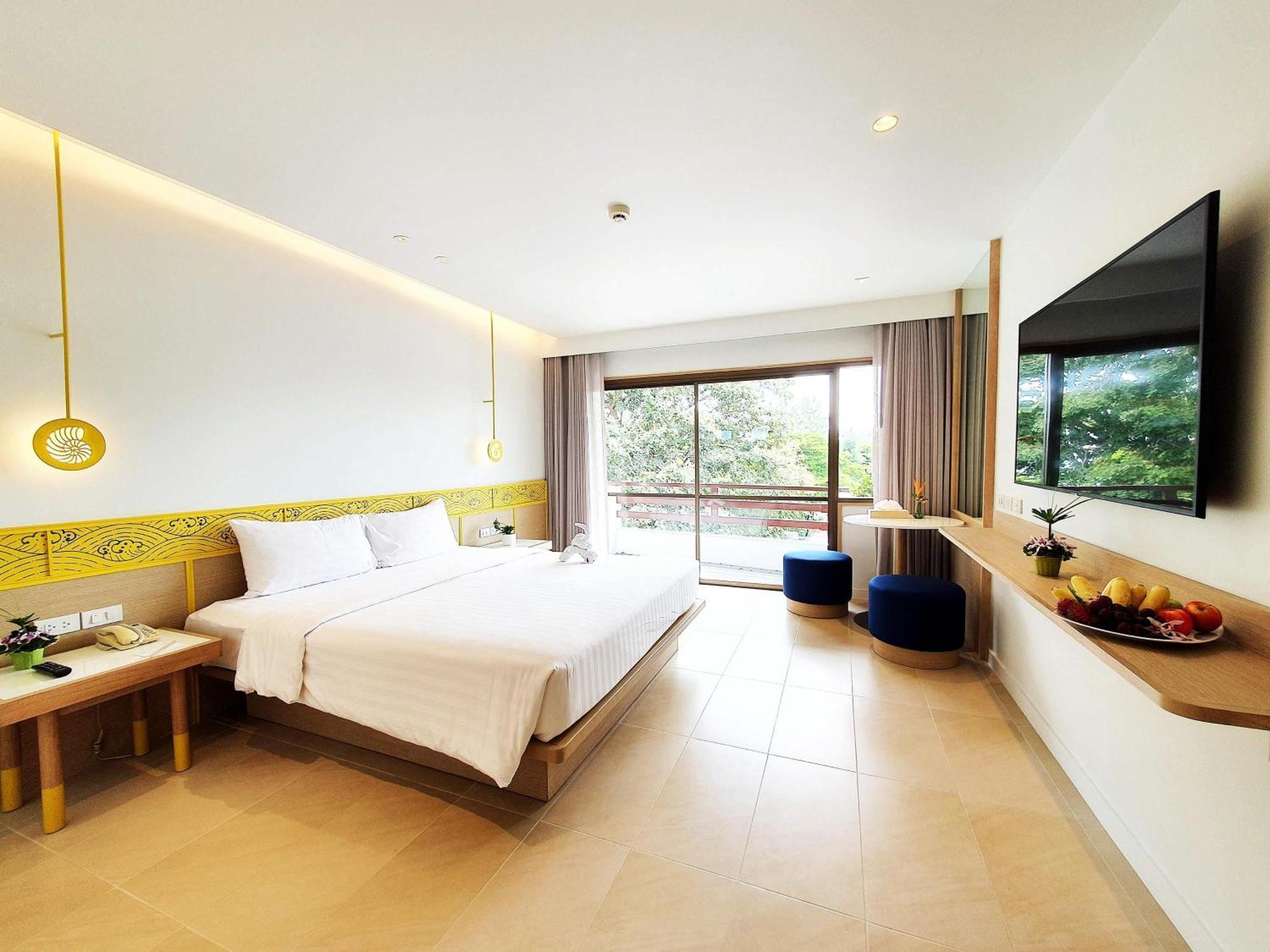 Deluxe King Room Garden View
