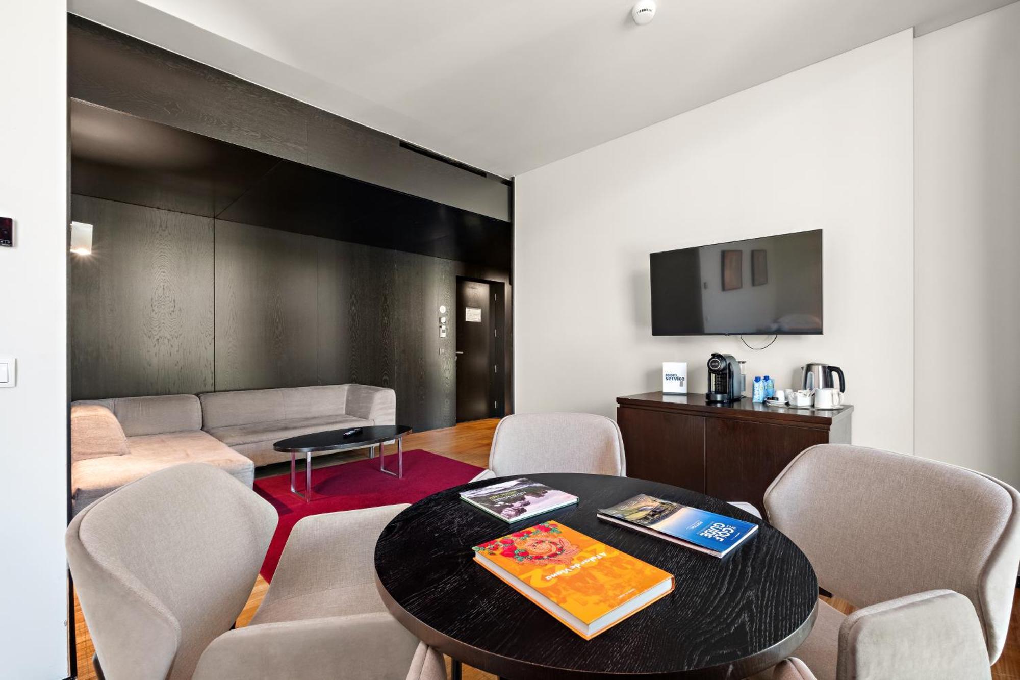 Family Room,1765173987:JPEG