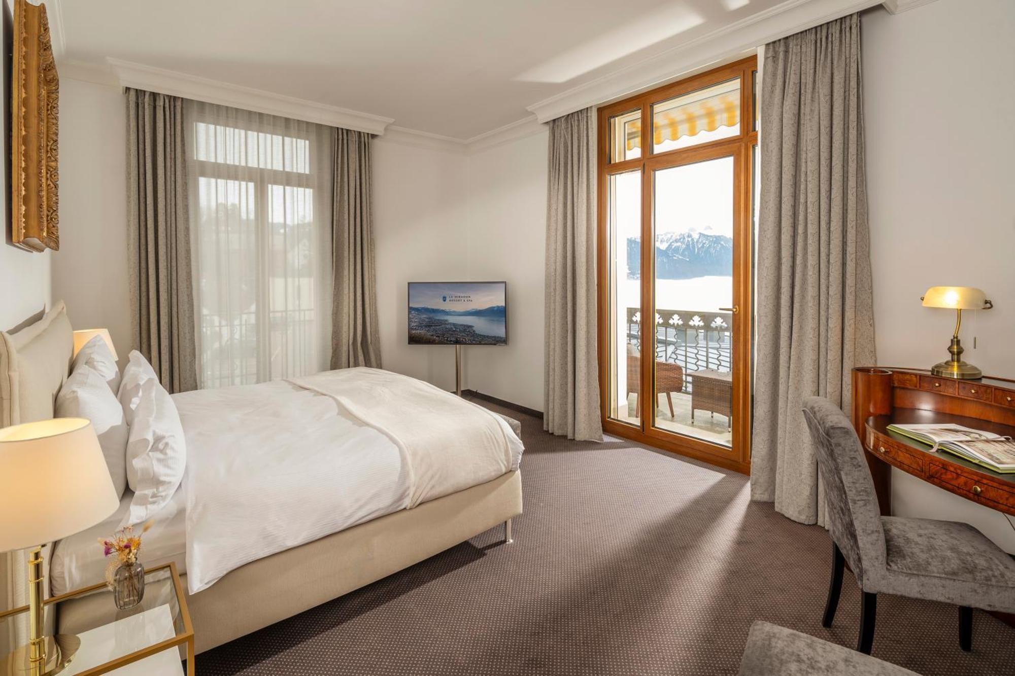 Royal Suite 2 bedrooms balcony lake view