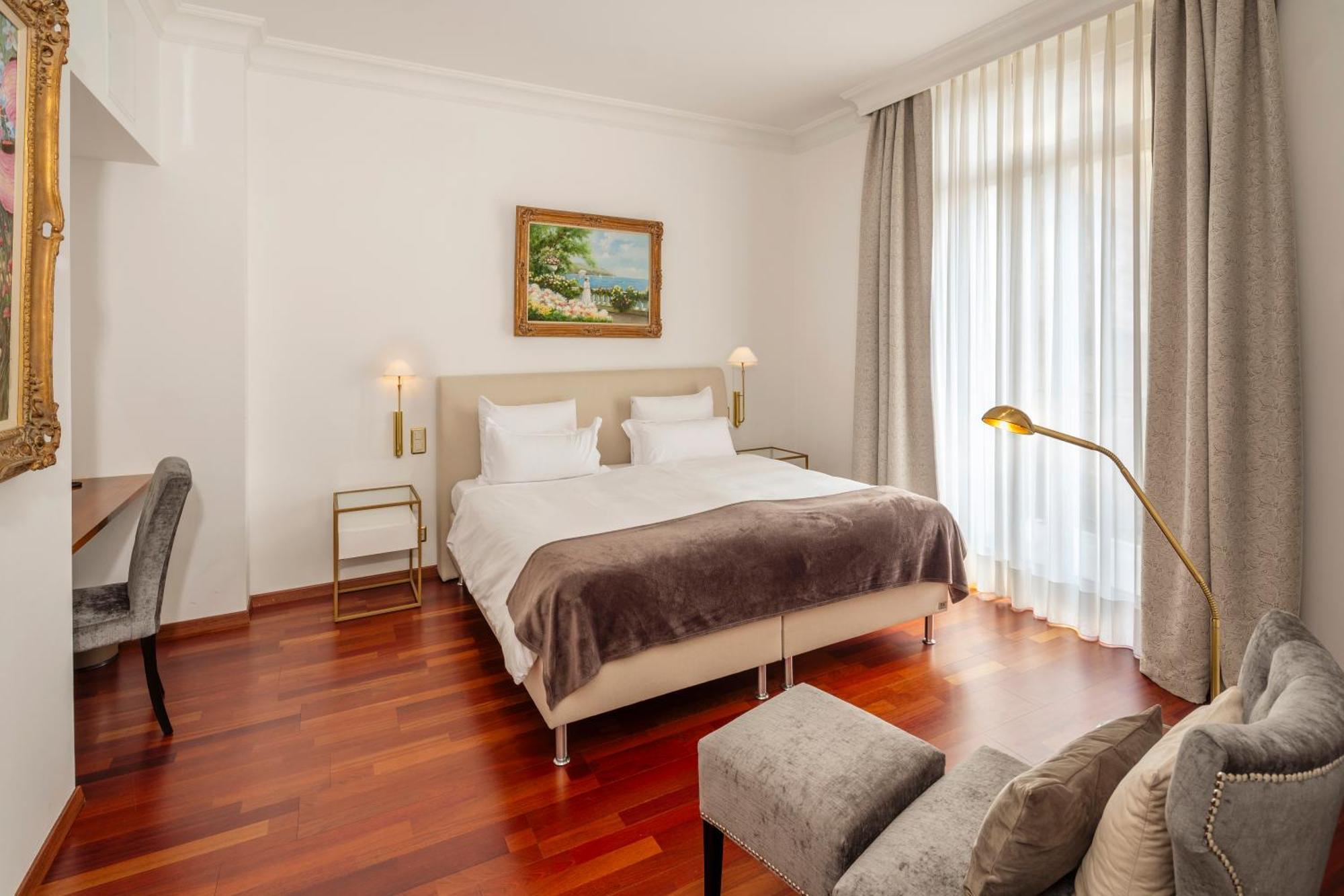 Royal Suite 2 bedrooms balcony lake view