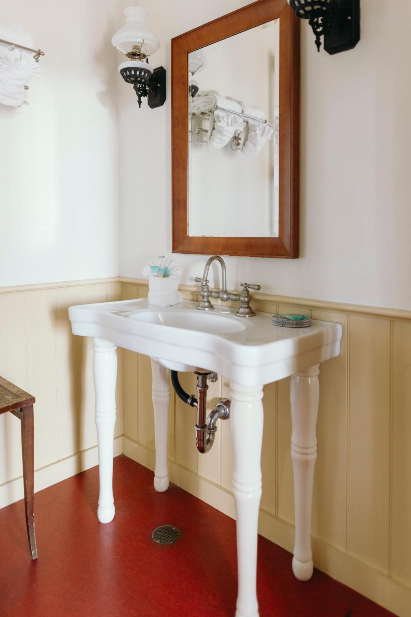 Queen Room Garden View