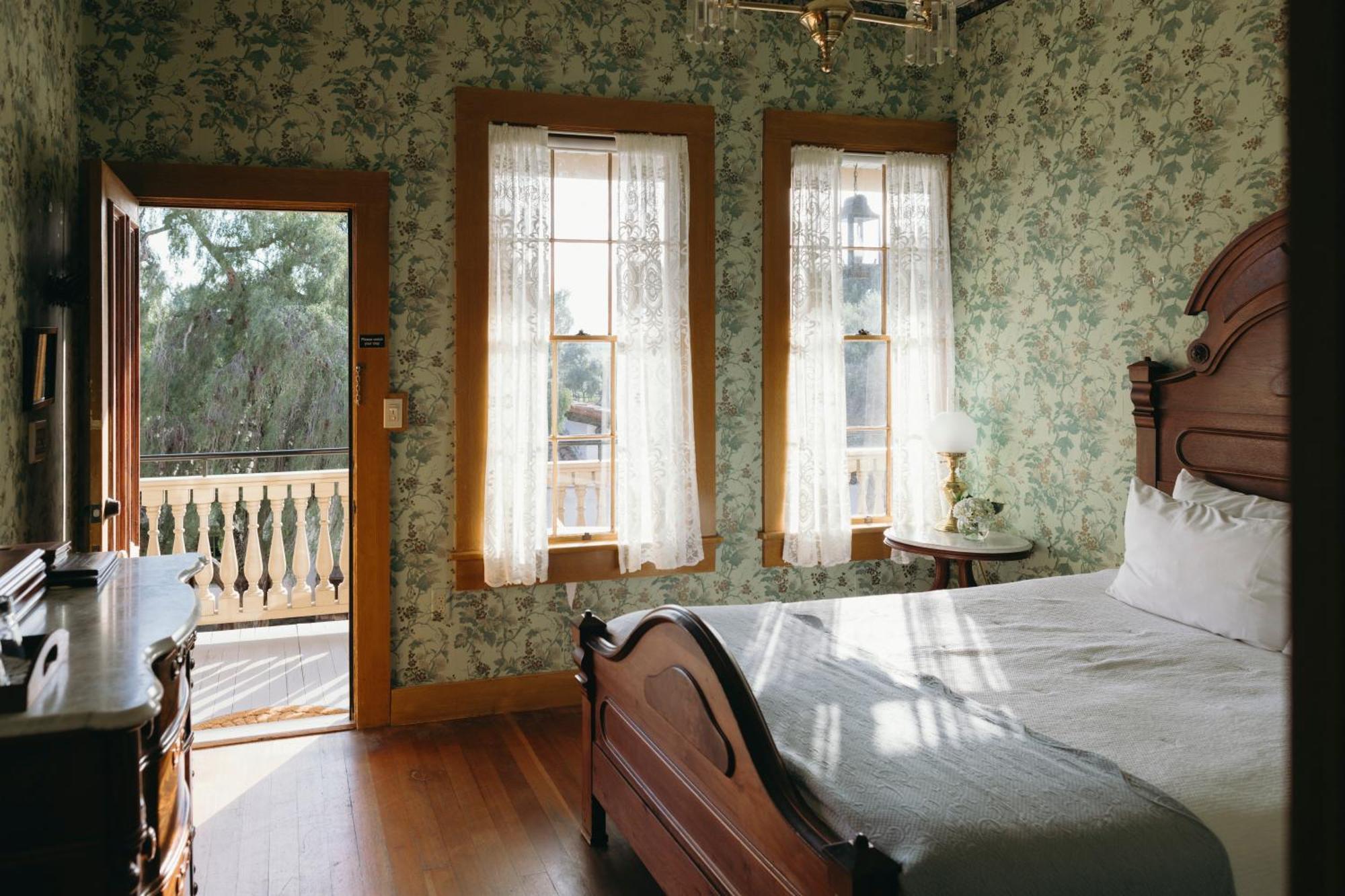 Queen Room Garden View