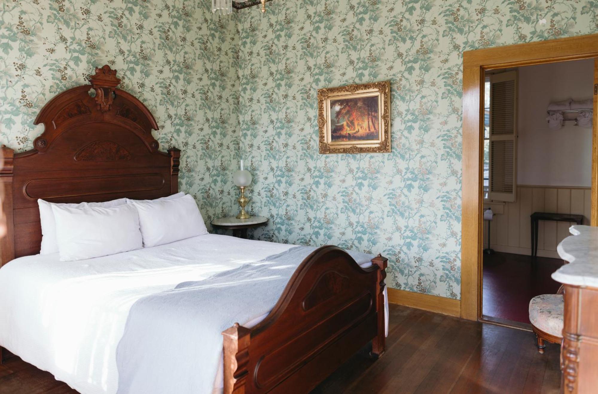 Queen Room Garden View