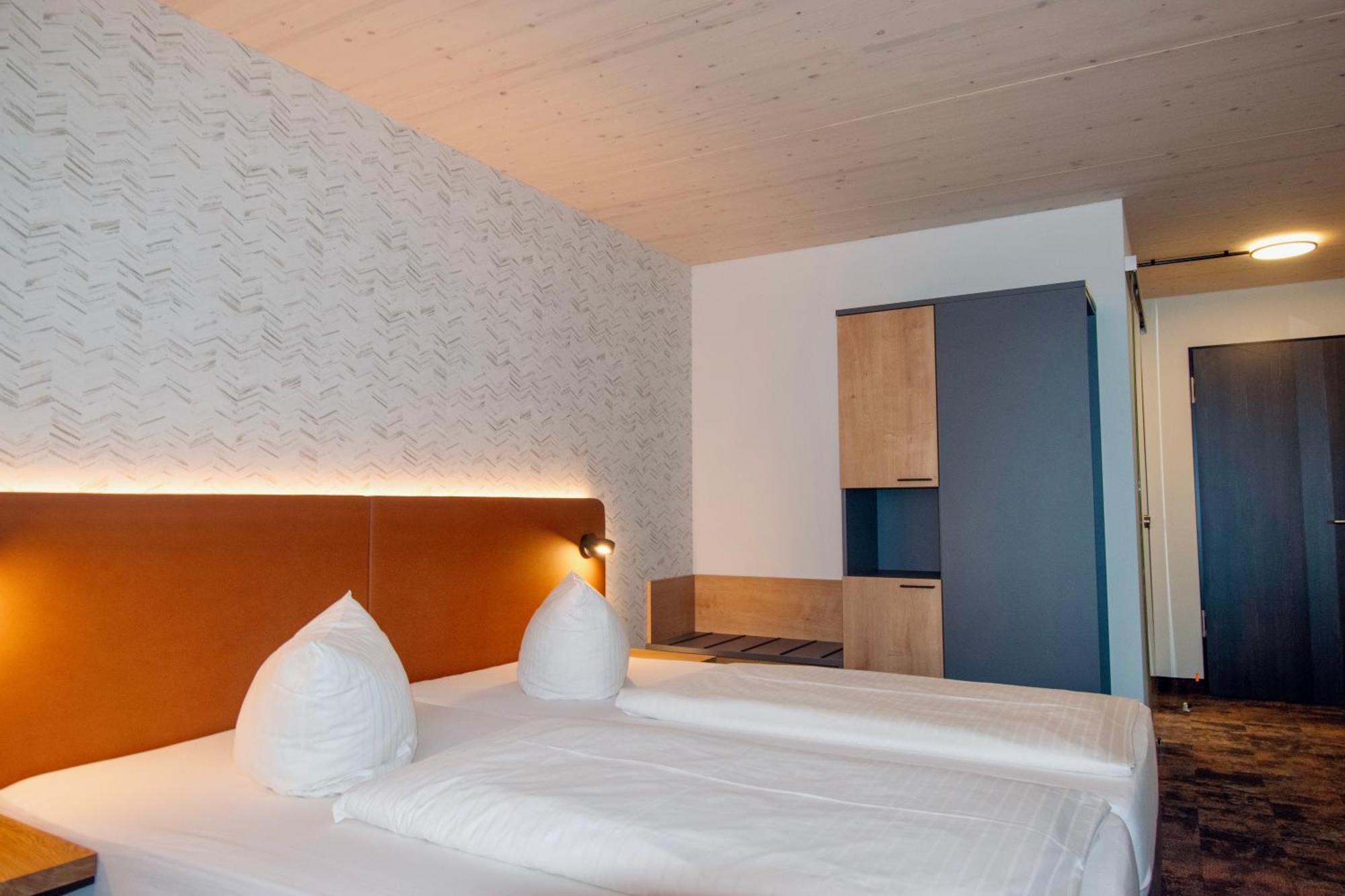 Deluxe Double Room,1765322934:JPEG