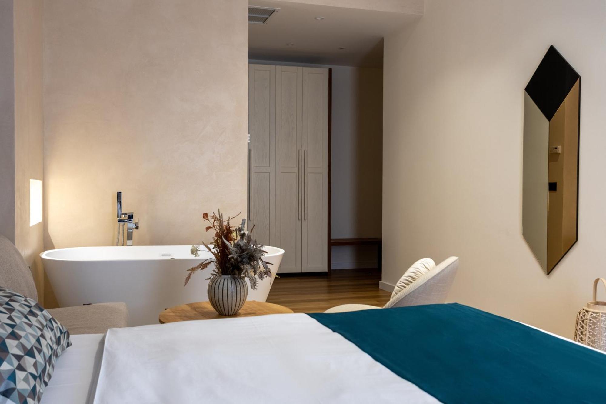 Deluxe Double Room Bathtub