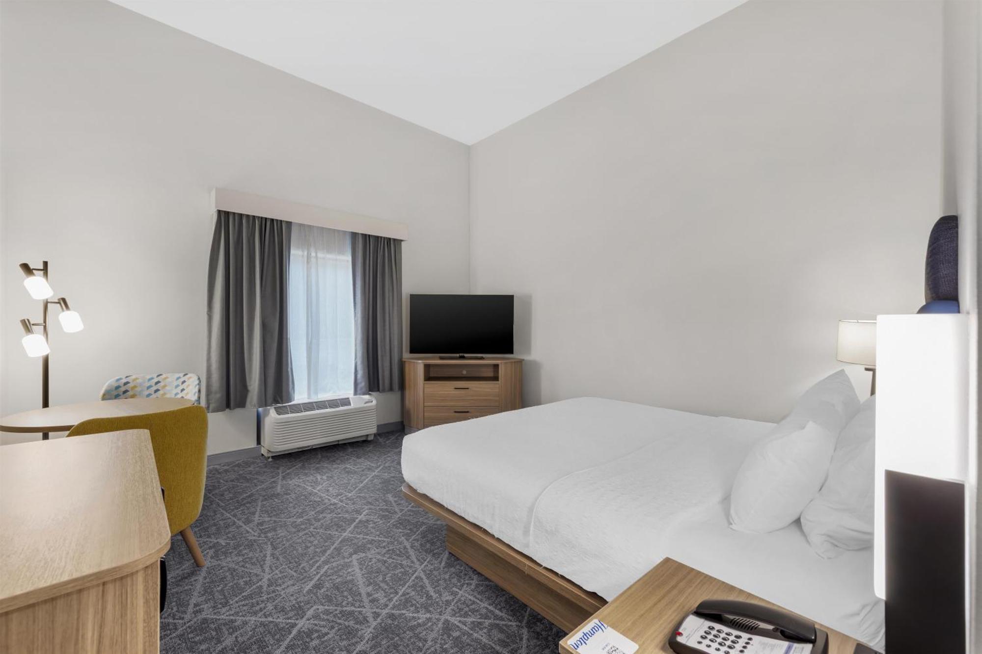 King Room Accessible Tub Mobility Hearing Access or Non-Smoking