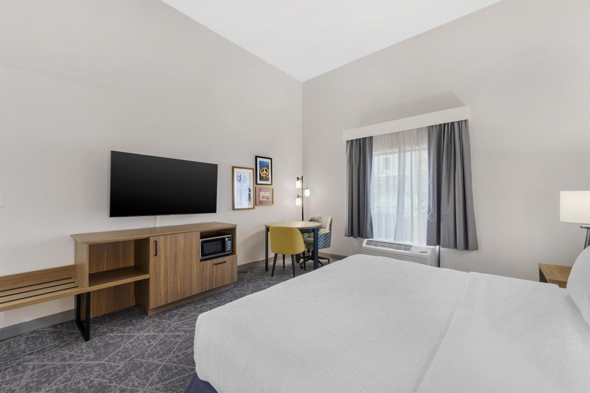 King Room Accessible Tub Mobility Hearing Access or Non-Smoking