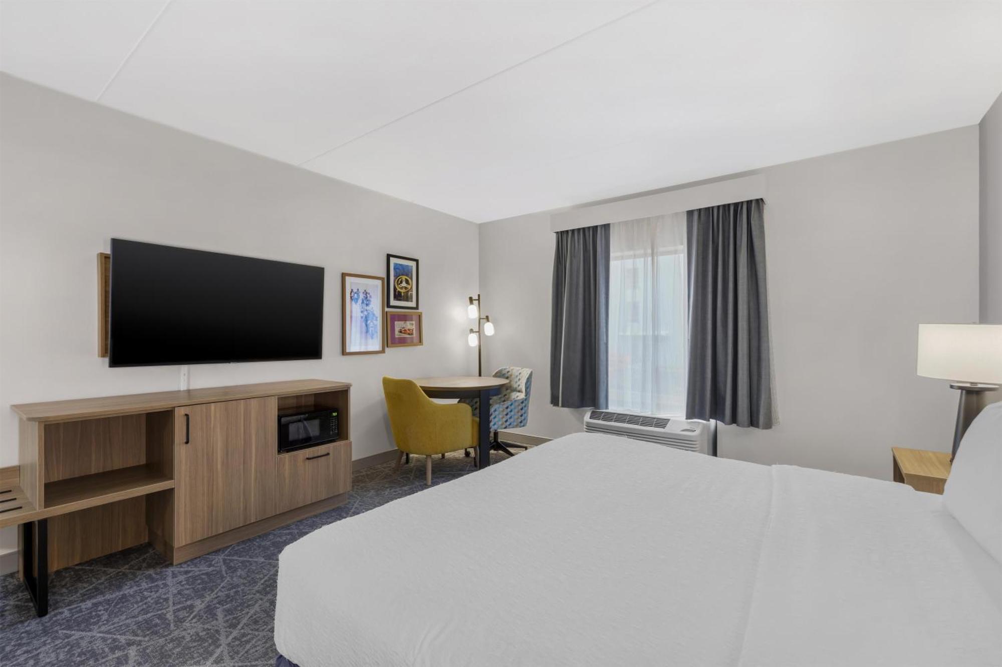 King Room Accessible Tub Mobility Hearing Access or Non-Smoking