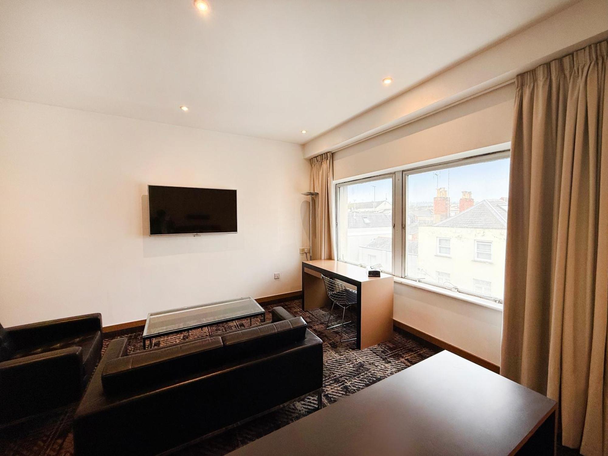 Executive Suite,1765795623:JPEG
