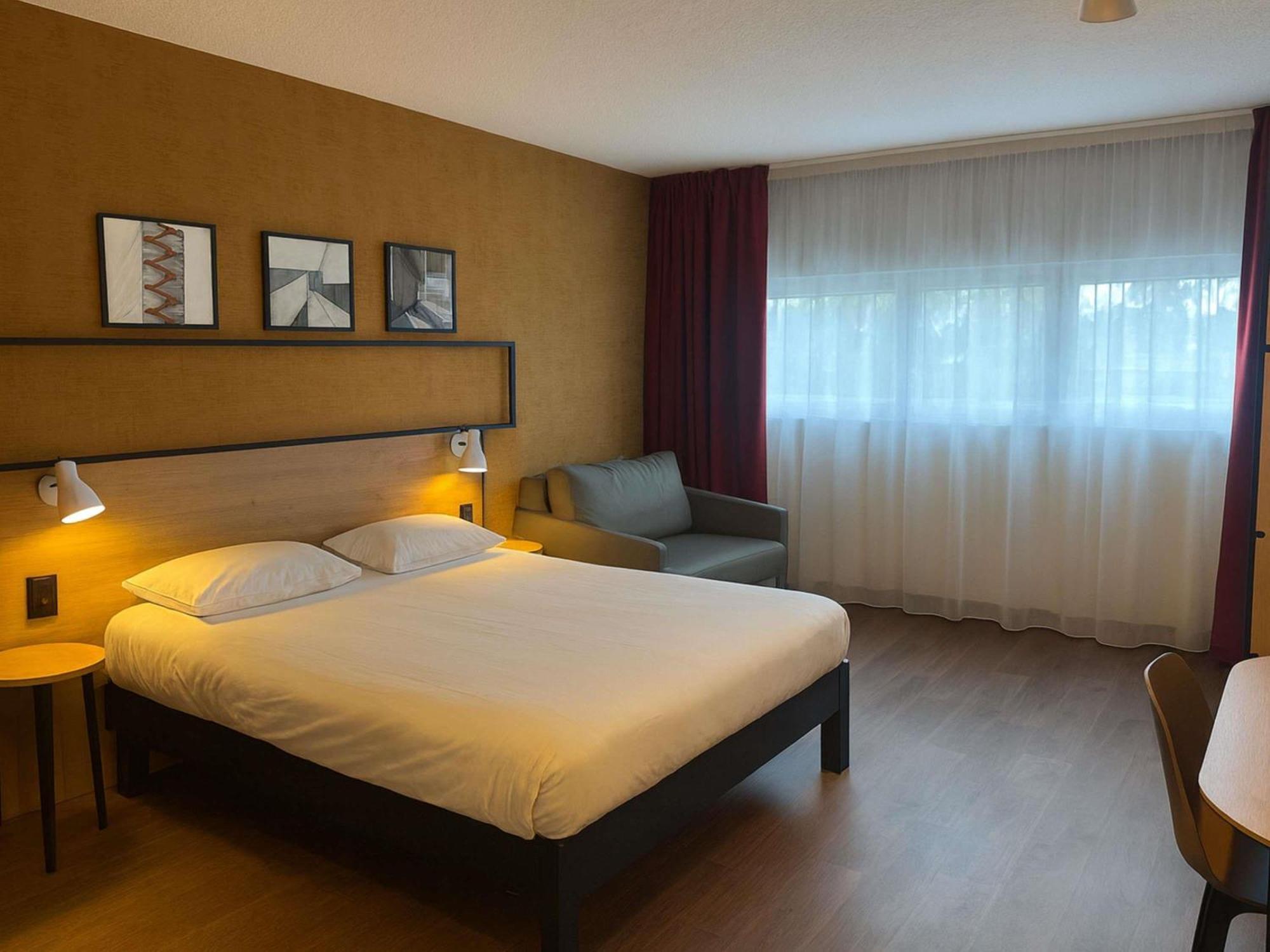 Classic Room Double Bed Single Sofa Bed