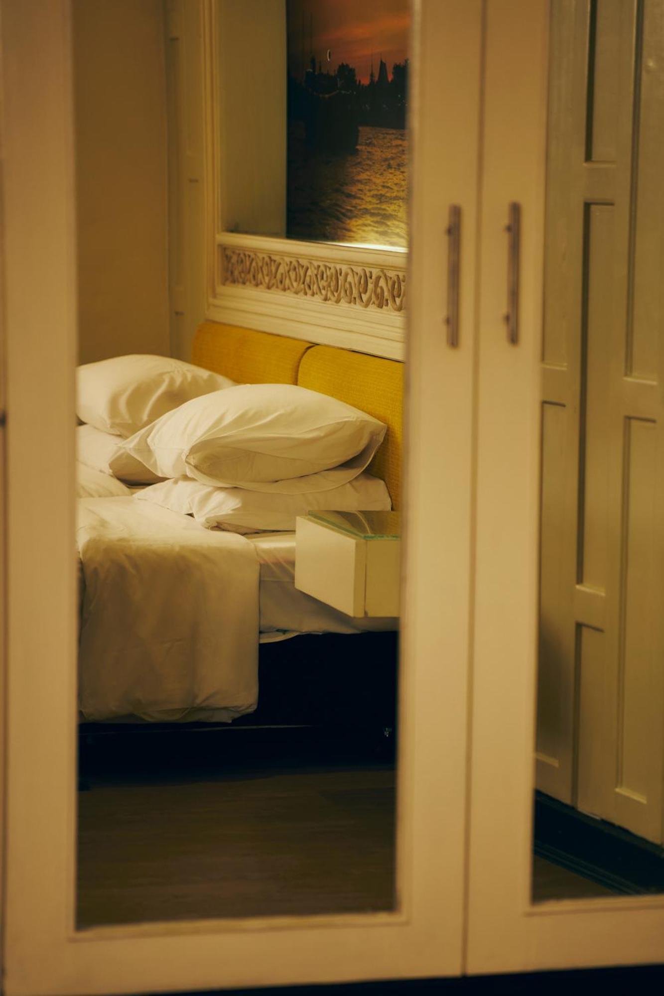 Studio Twin Bed Corner Wing
