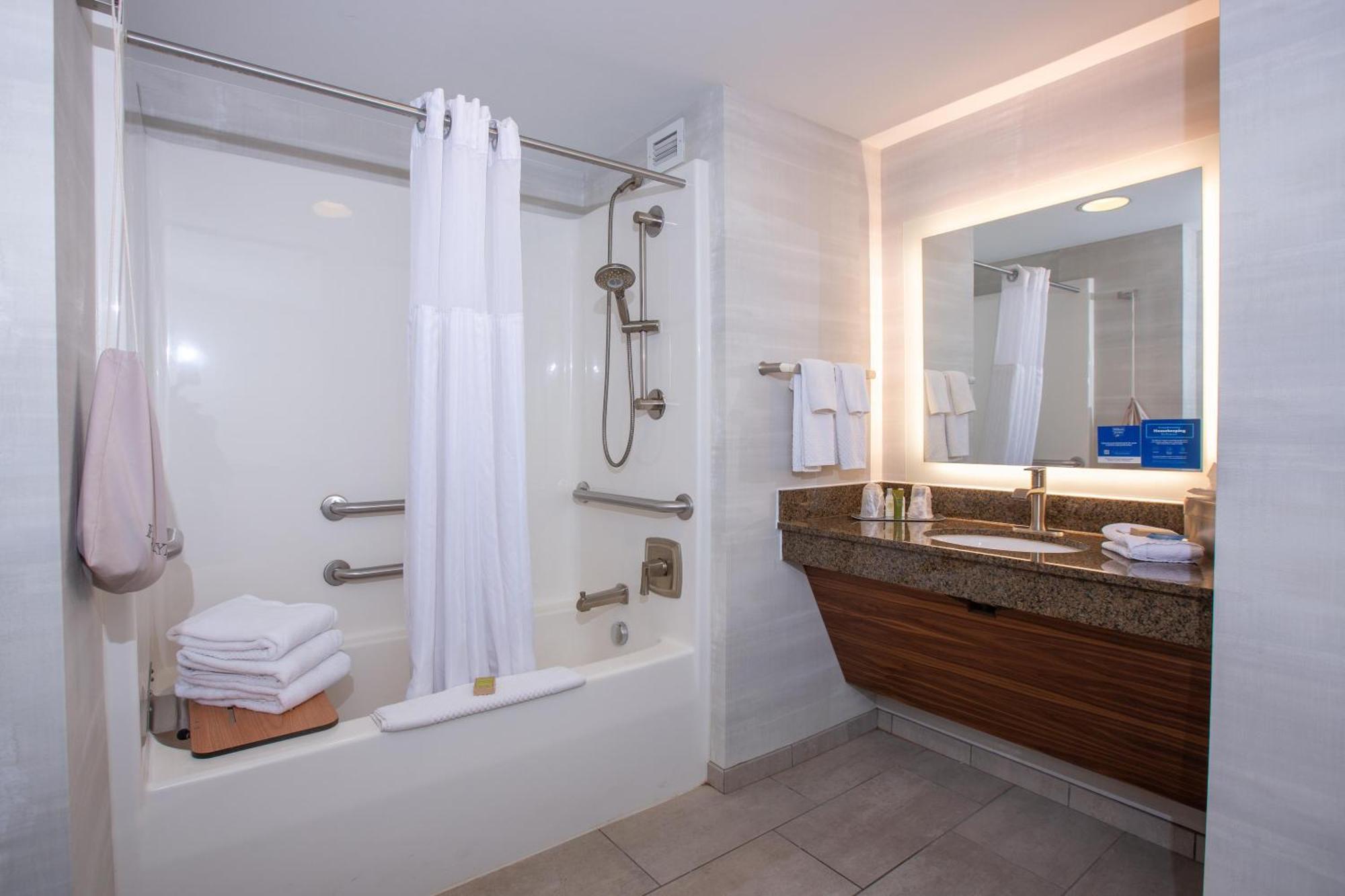 King Room - Mobility Accessible with Bathtub Non Smoking