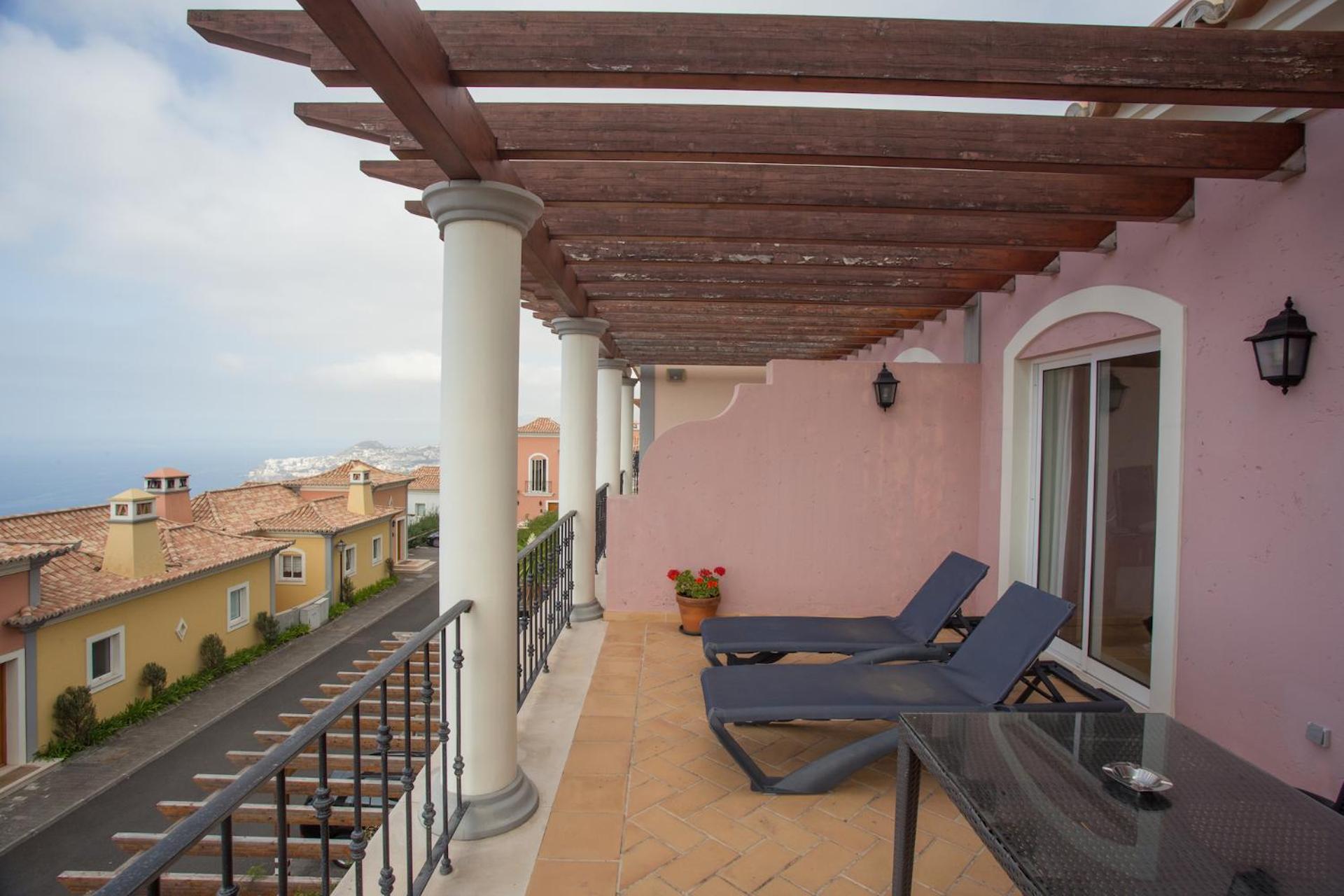 One-Bedroom Apartment Sea View