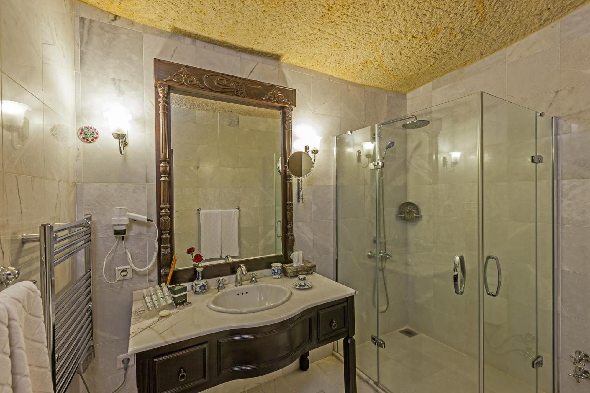 Deluxe Cave Room