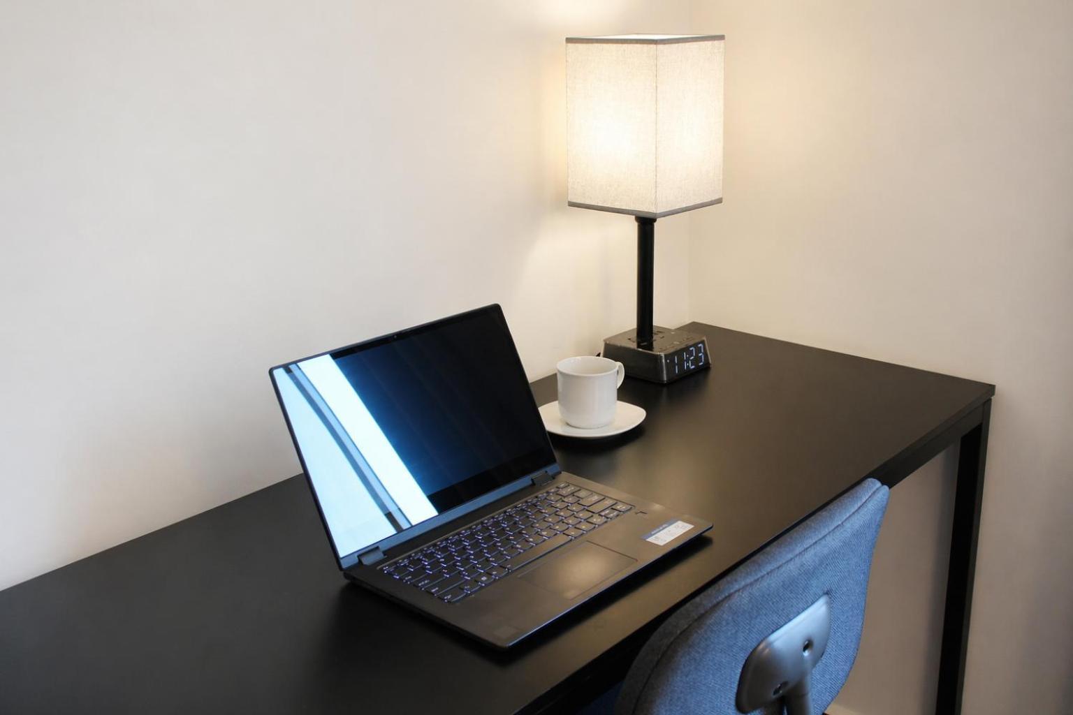 Habitación con cama grande