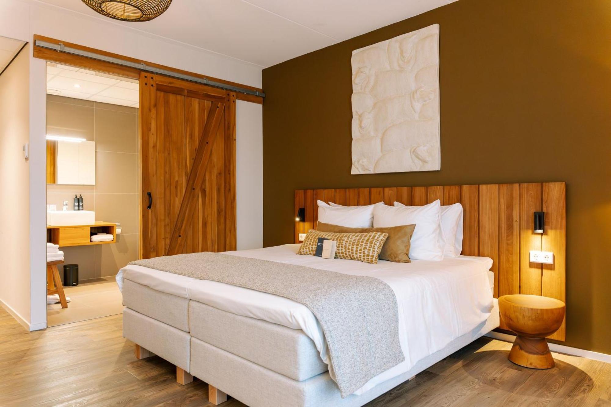 Deluxe Double Room Shower