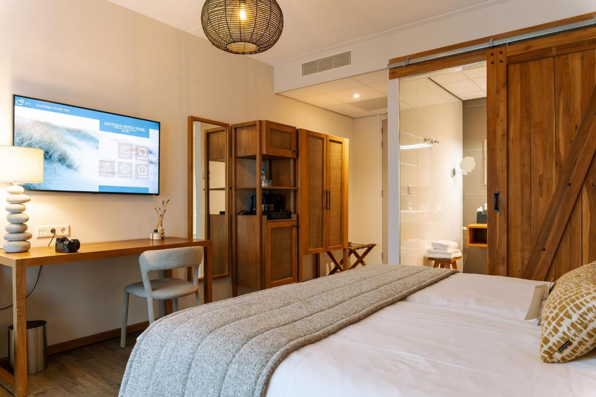Deluxe Double Room Shower