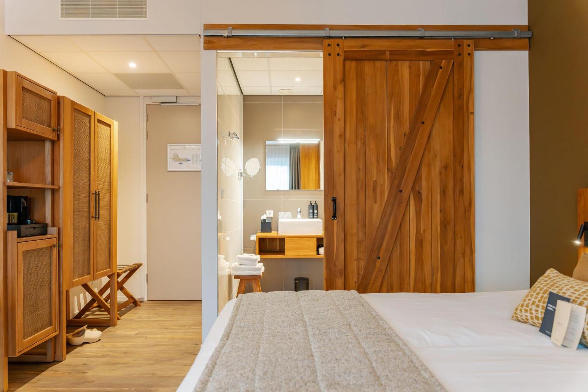 Deluxe Double Room Shower