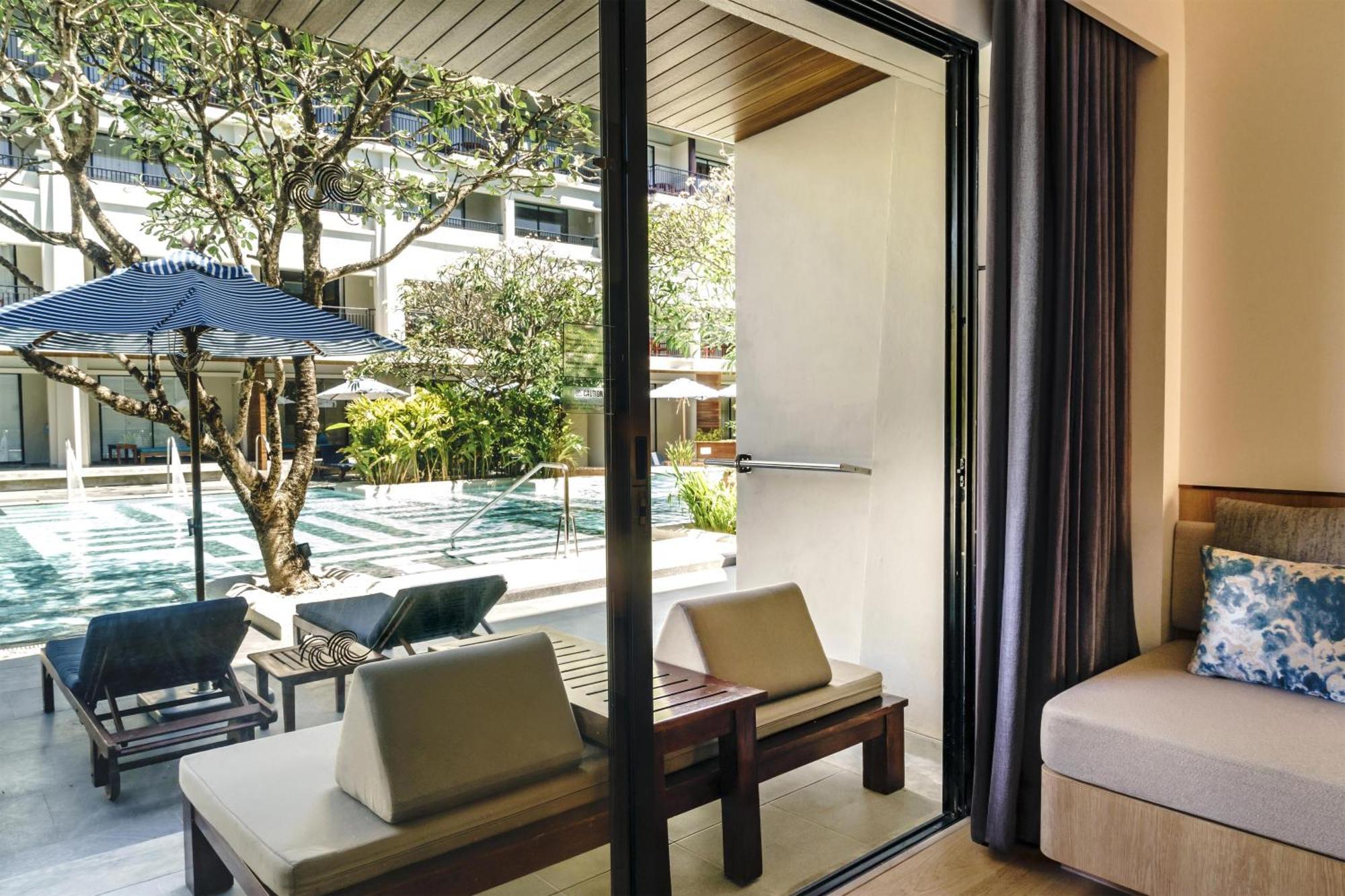 Deluxe King Room Pool Side