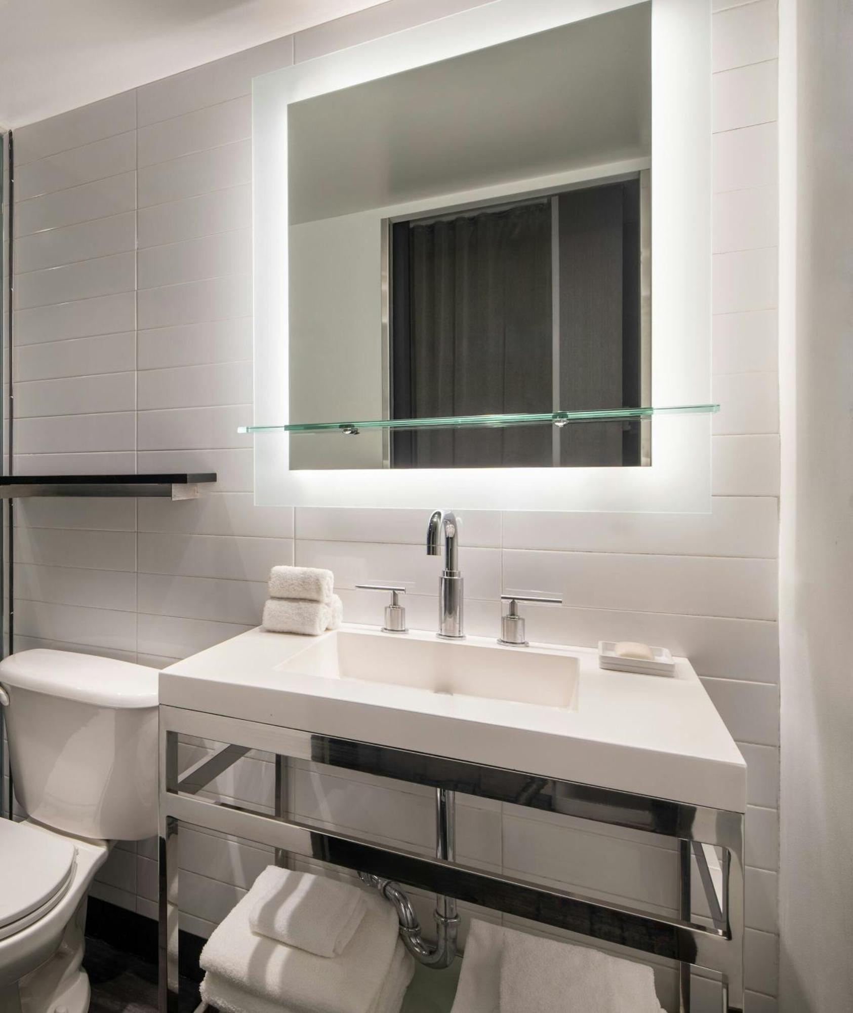 King Room City View Adapted Tub Mobility Hearing Accessible