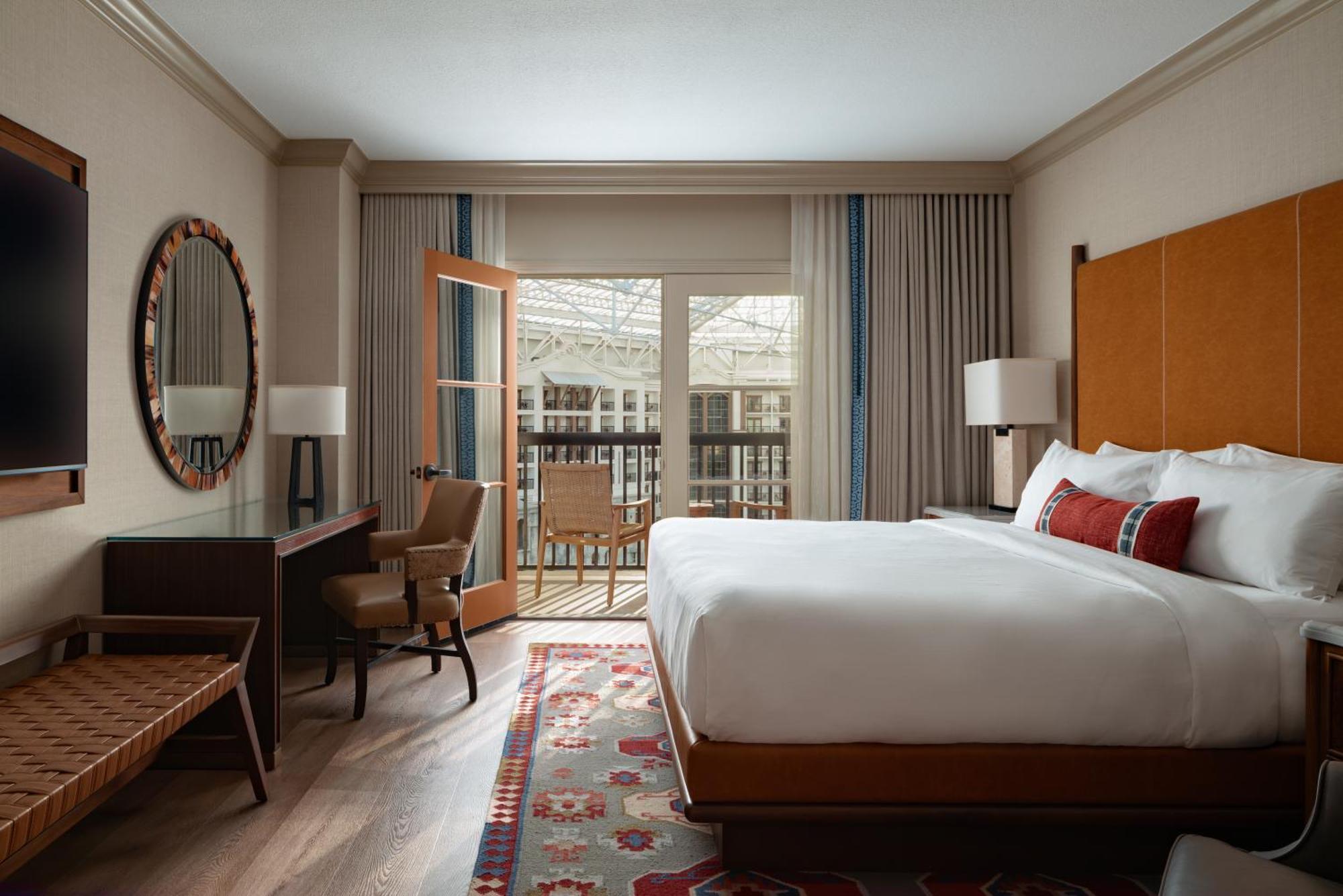 Center Atrium View, Guest room, 1 King,1769510820:JPEG