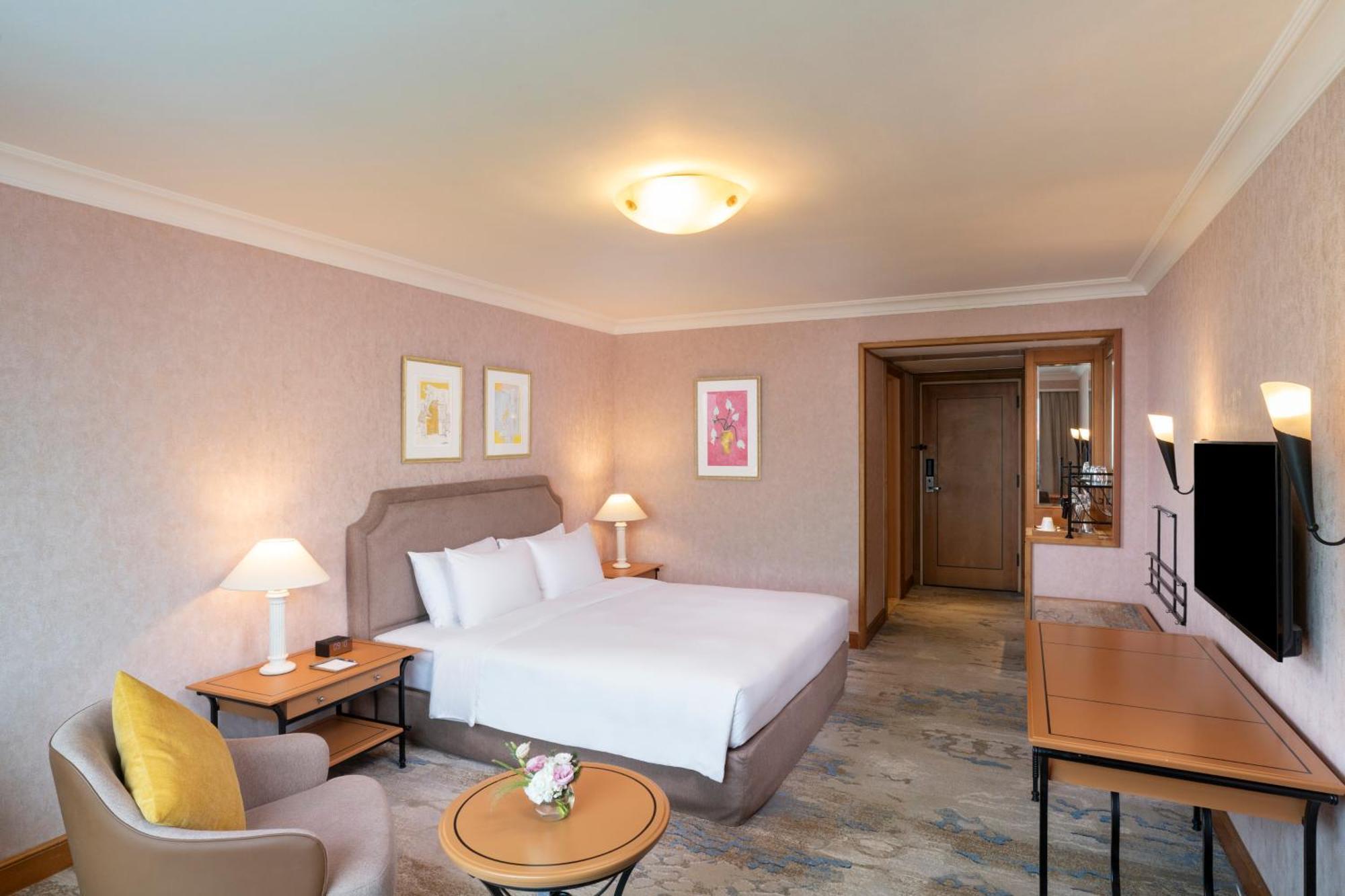 Grand Deluxe King Bed Lake View