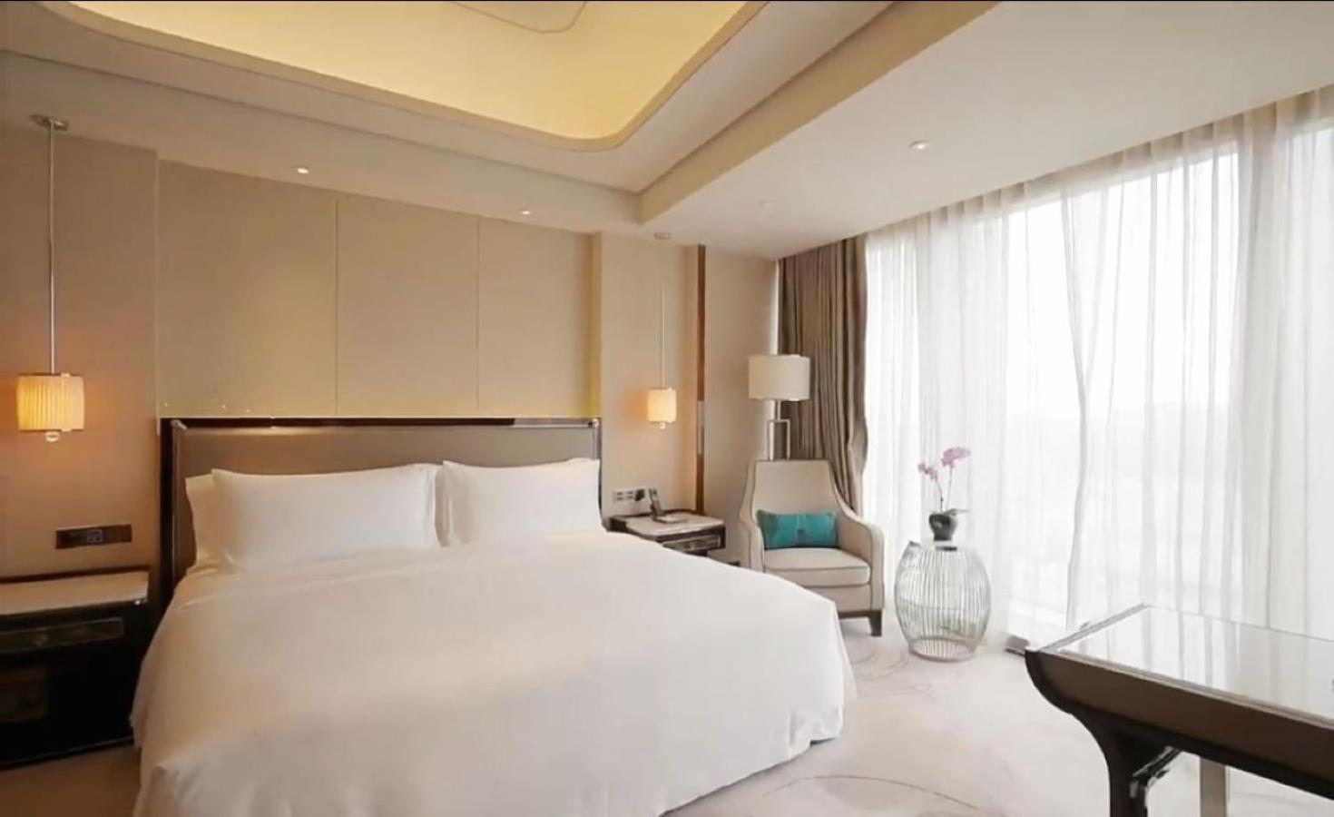 Deluxe City View King Guest room 1 King Skyline view