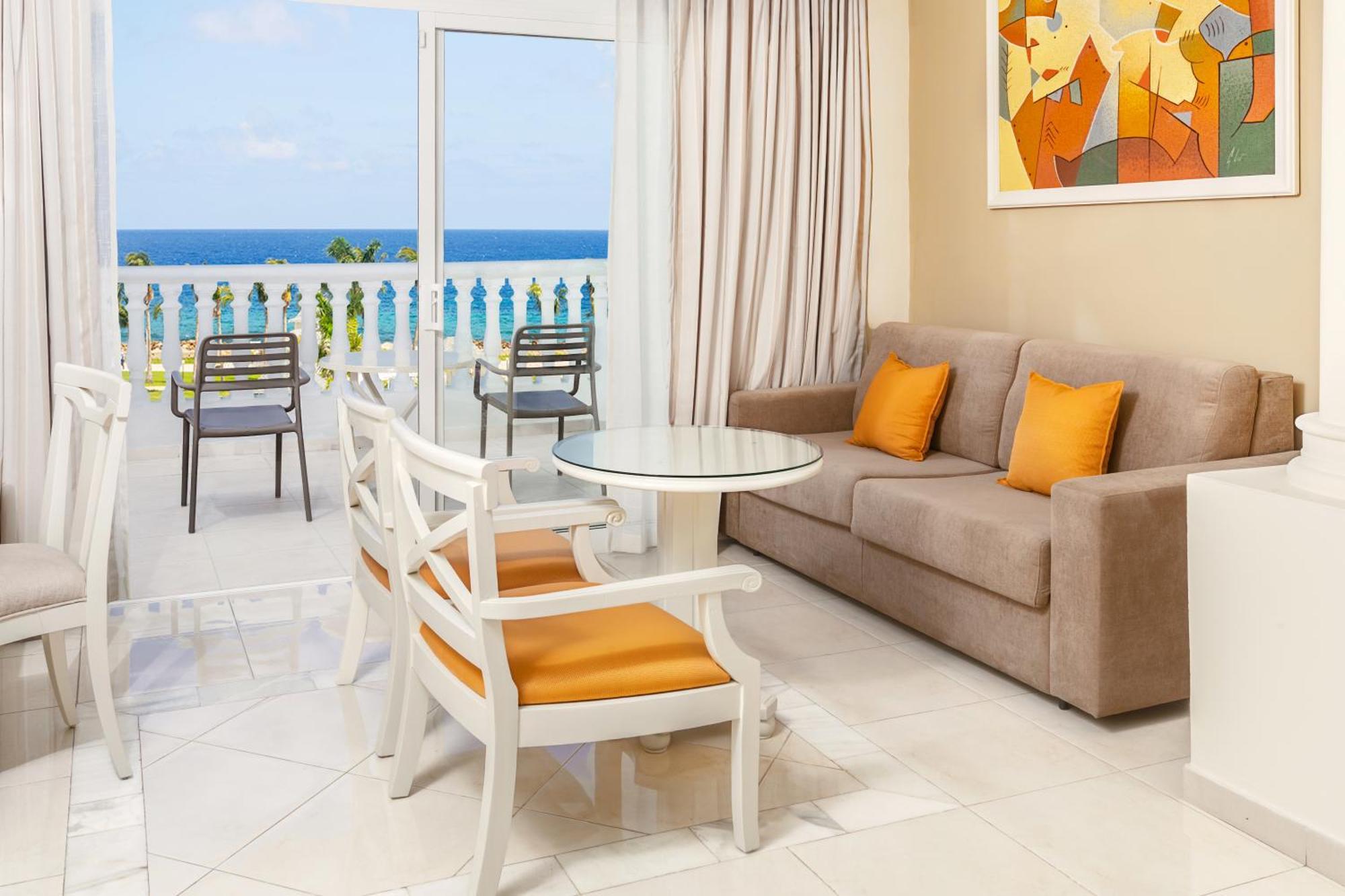 1 King Bed Sea View Deluxe Junior Suite SGL
