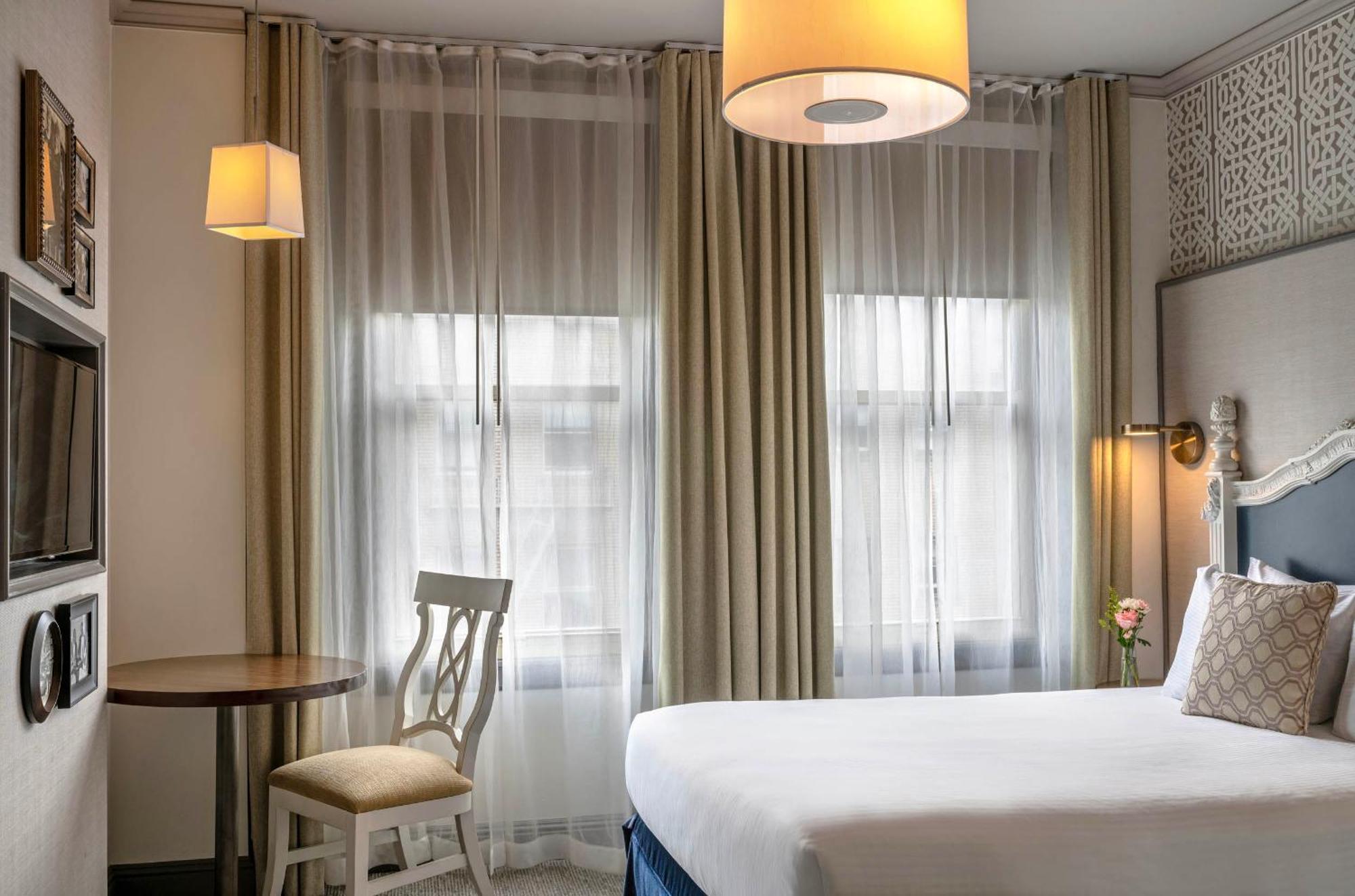 Deluxe Queen Room