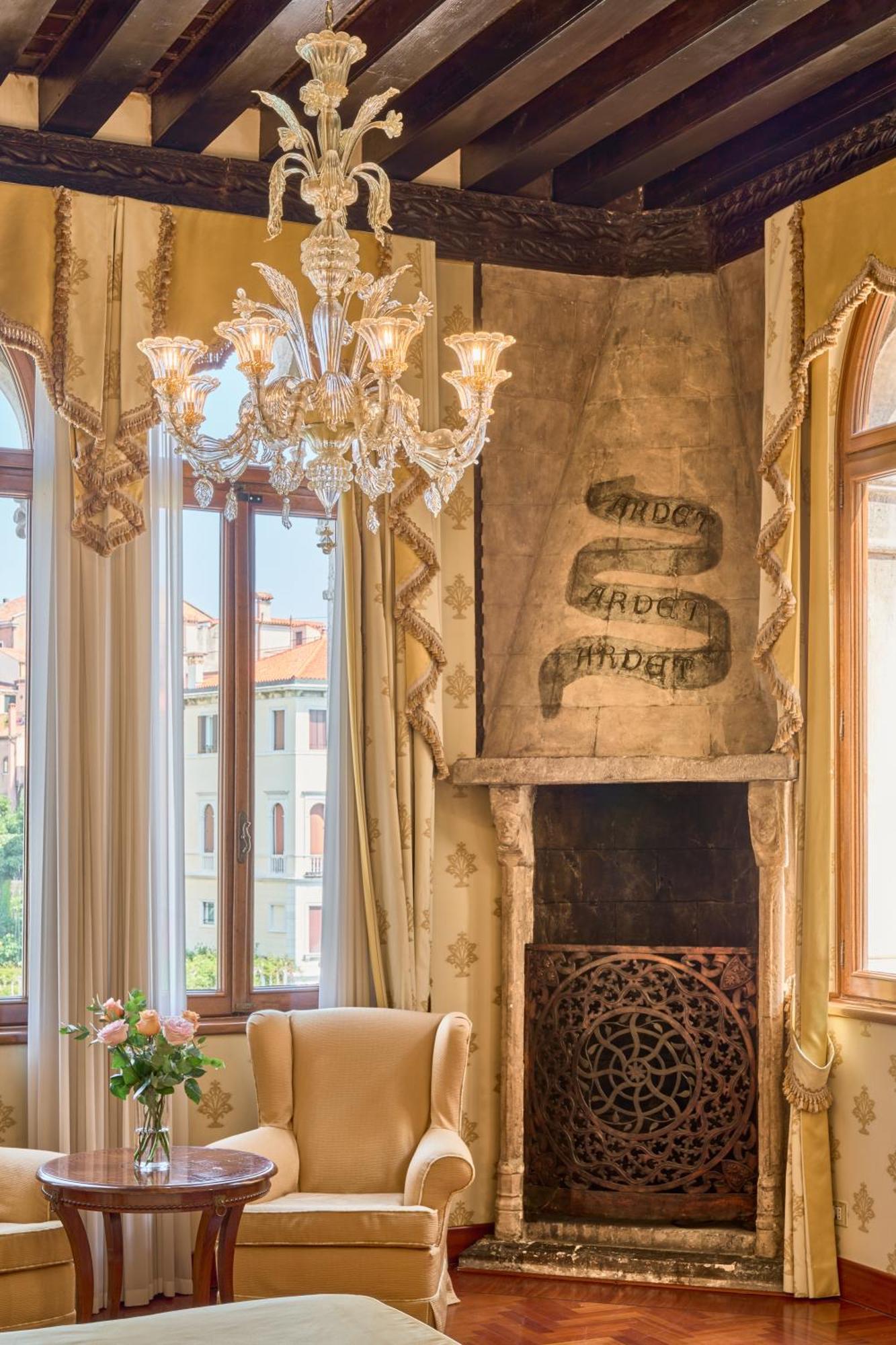 Junior Suite with Grand Canal View