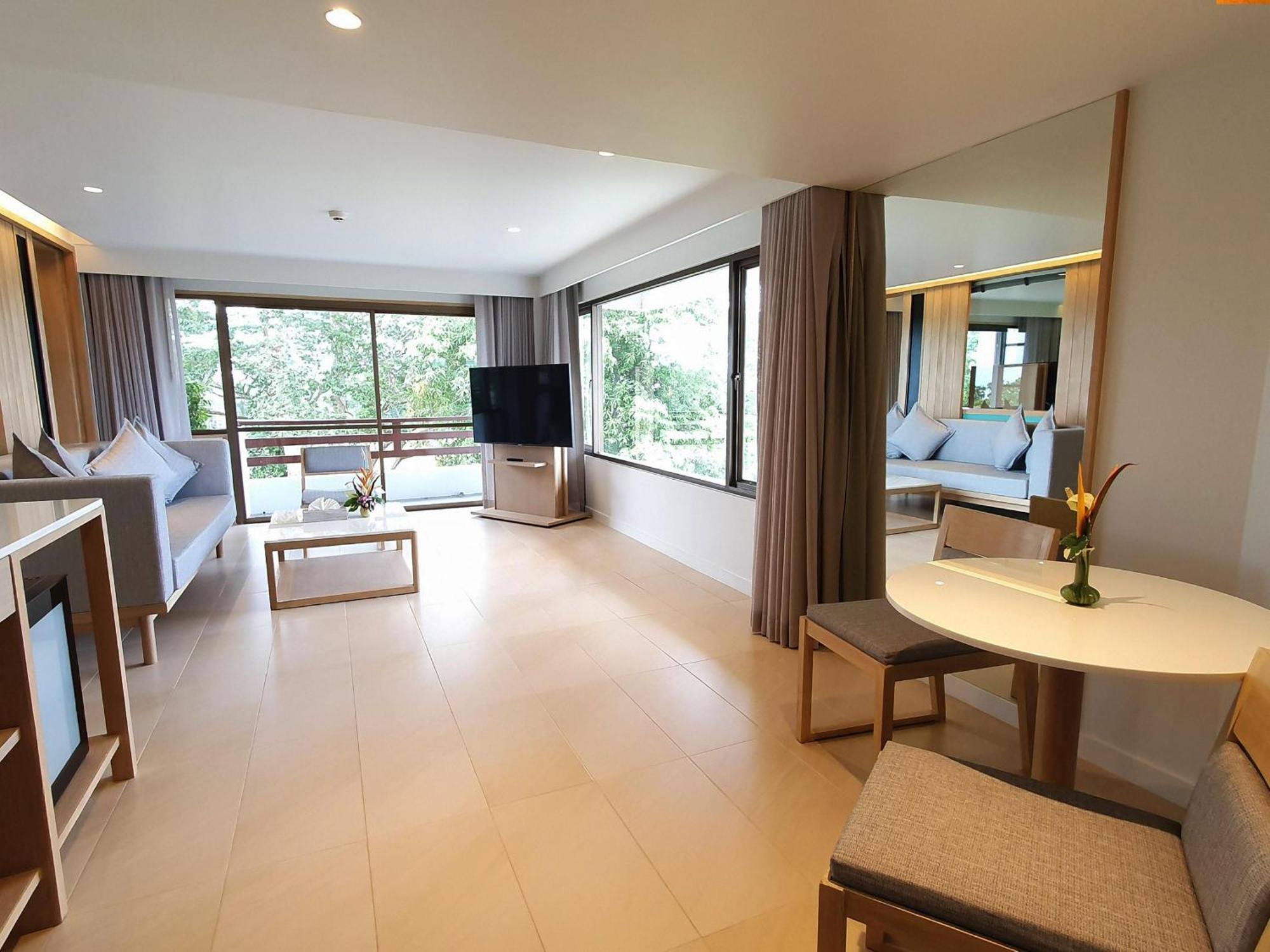 Superior King Suite Living Room Sea View