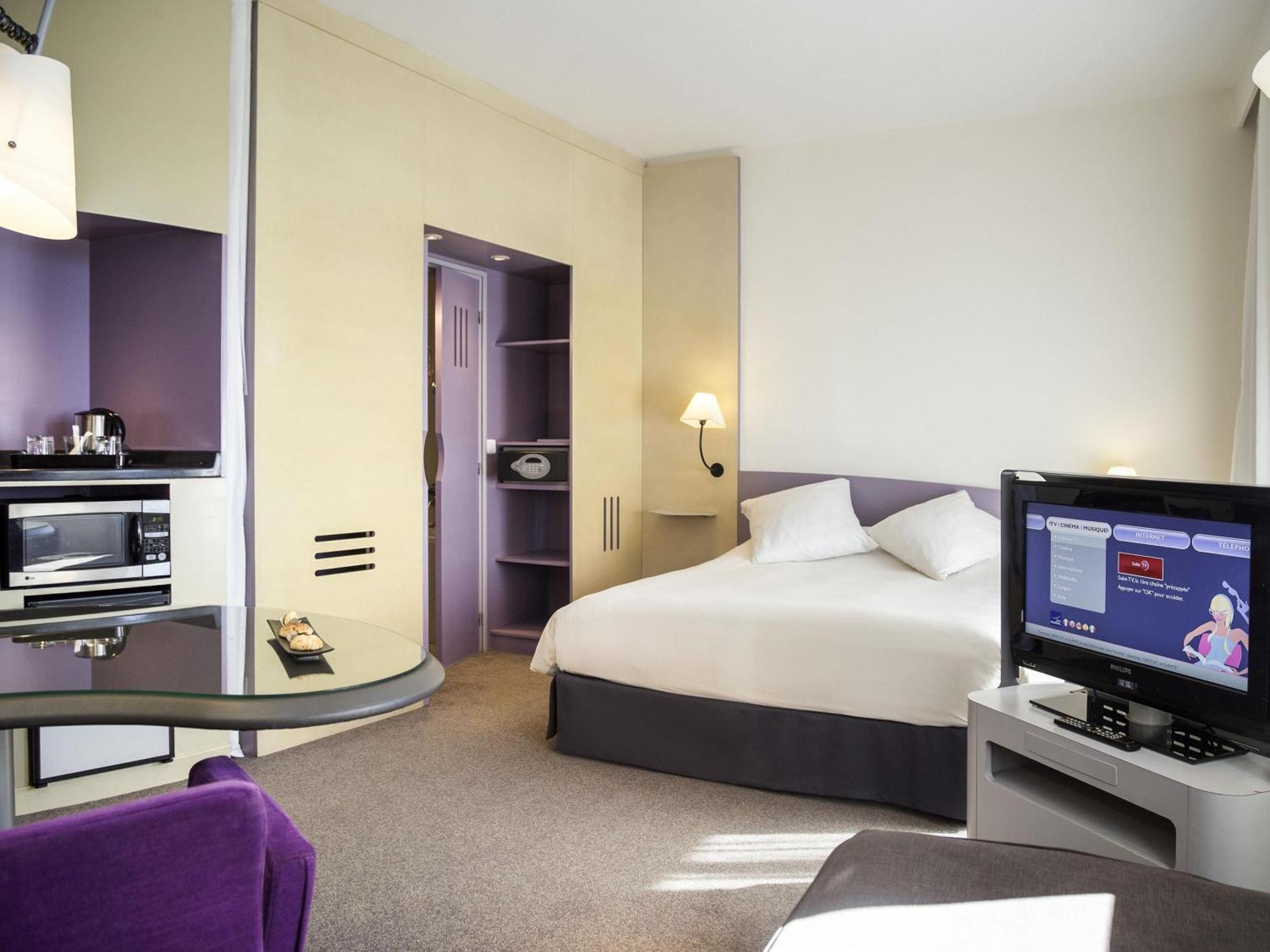 Superior Double Room Sofa City View