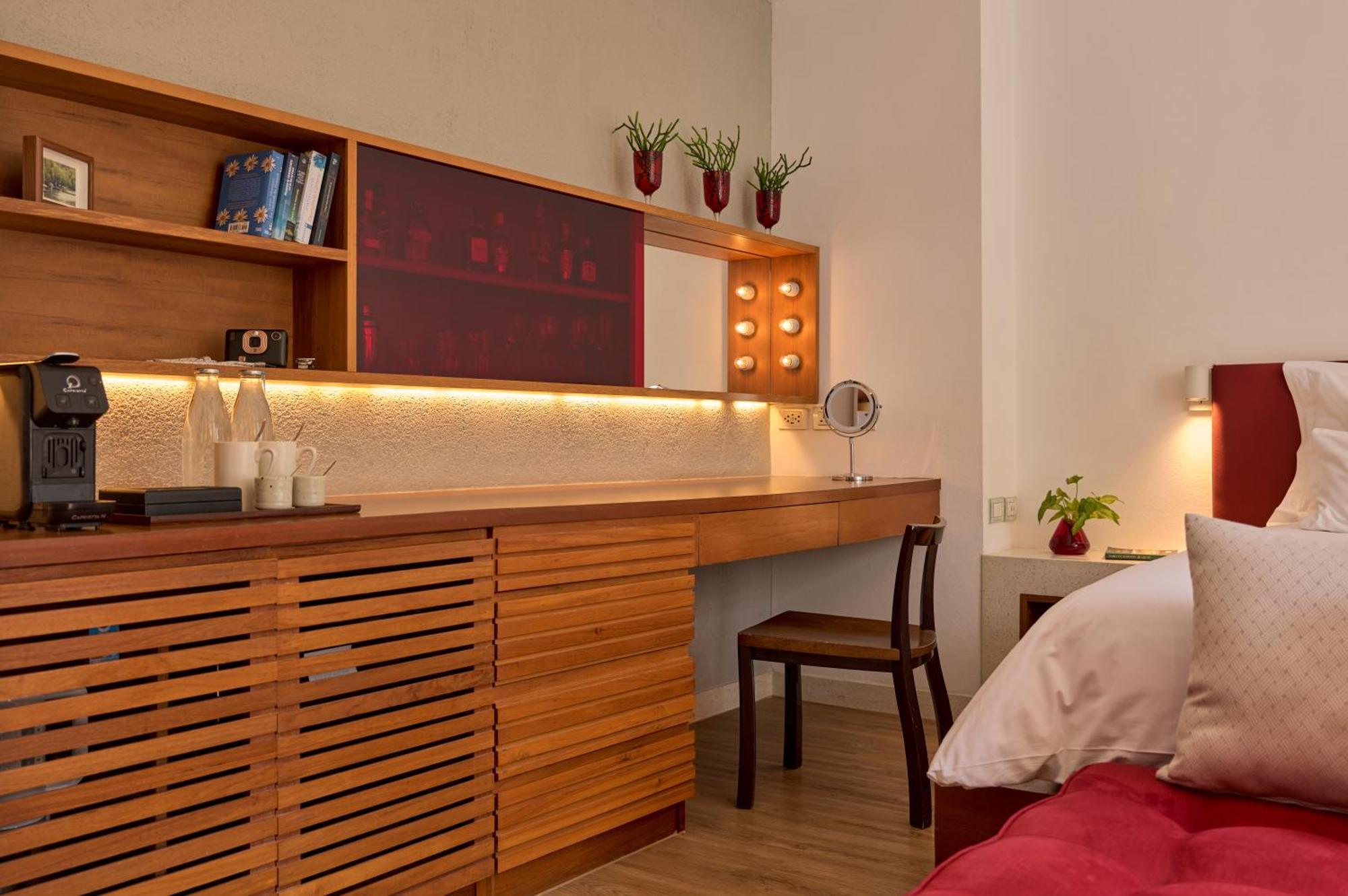 Pool Access Jacucci Suite age 12 years old