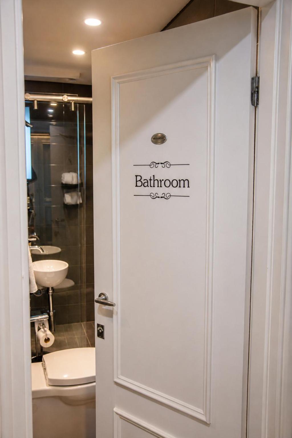 Queen room single bed Bathroom