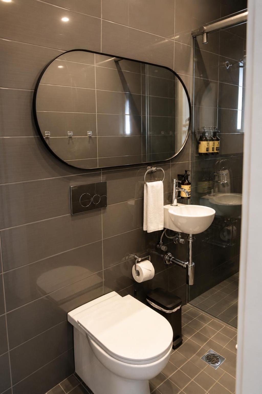 Queen room single bed Bathroom