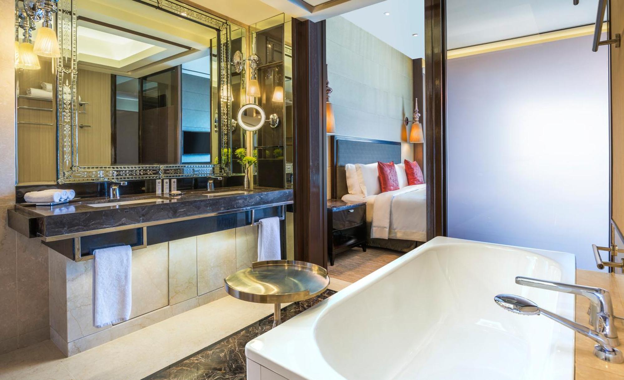 Guest room 1 King Mumbai view