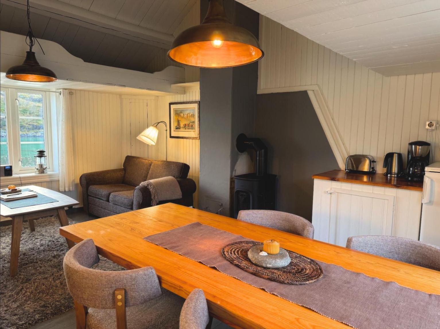 Traditional cabin sea view
